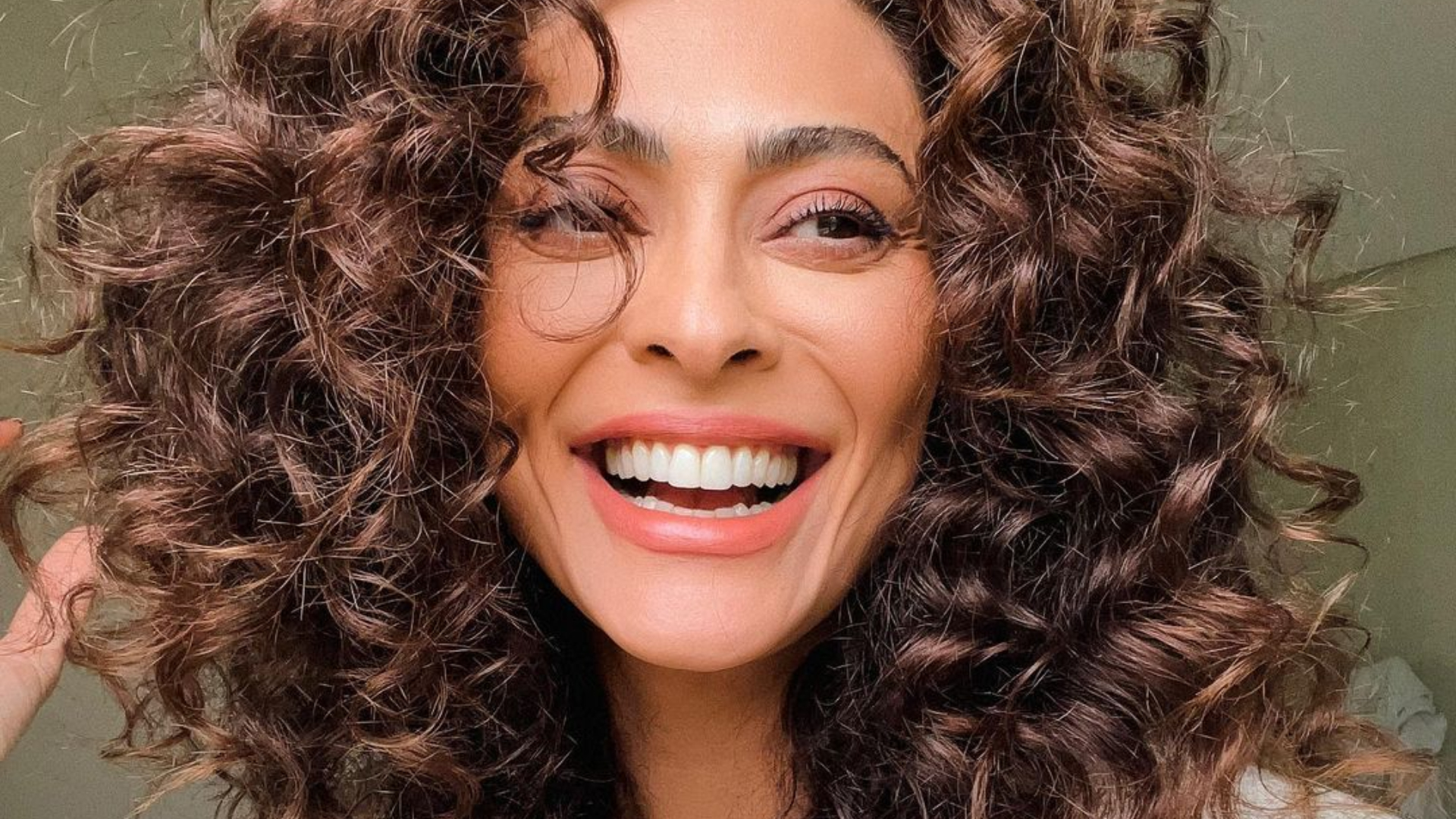 Em viagem para a Bahia, Juliana Paes curte dia de piscina e arranca elogios
