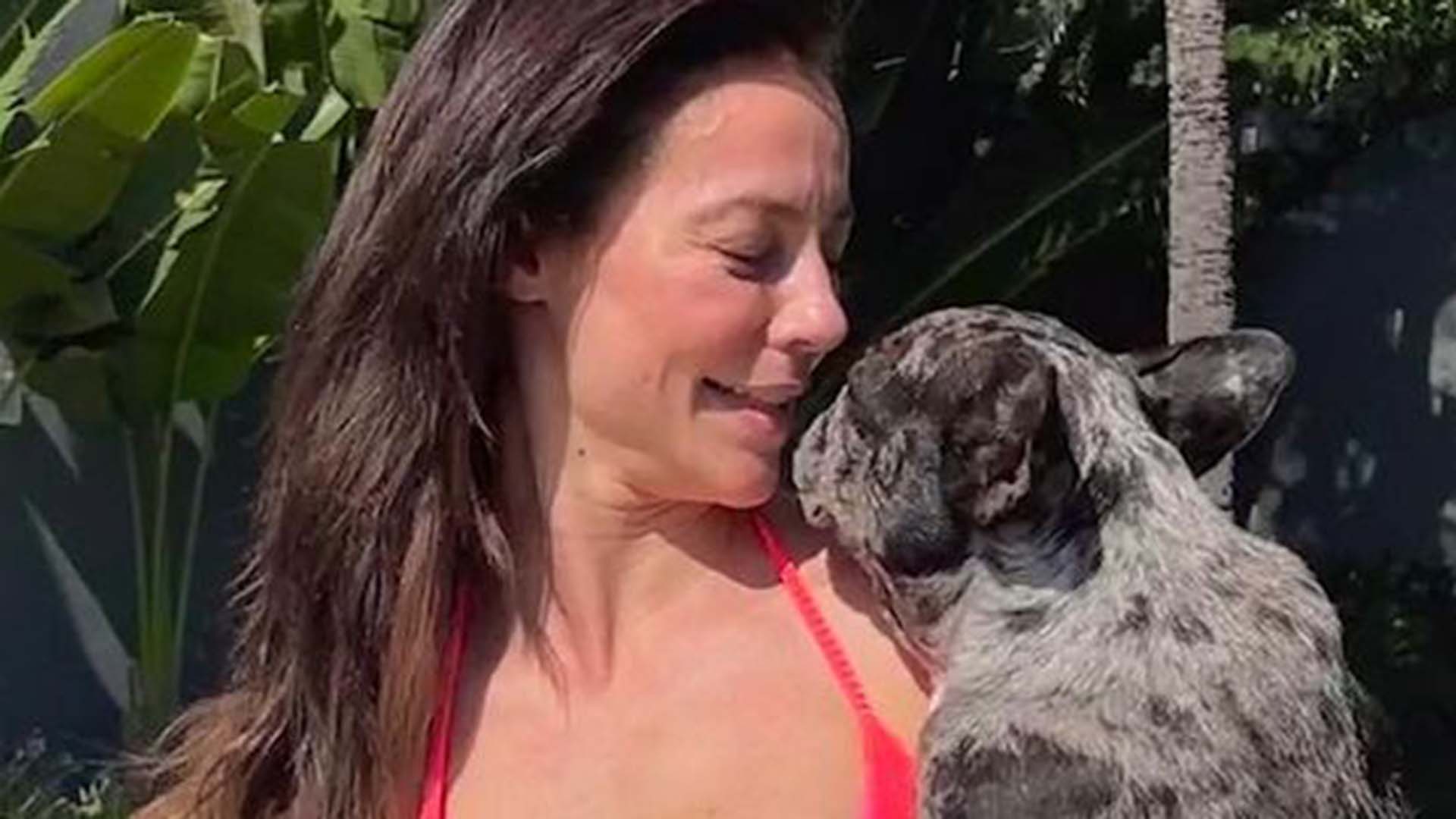 De biquíni neon, Paolla Oliveira renova o bronzeado e mostra nova foto