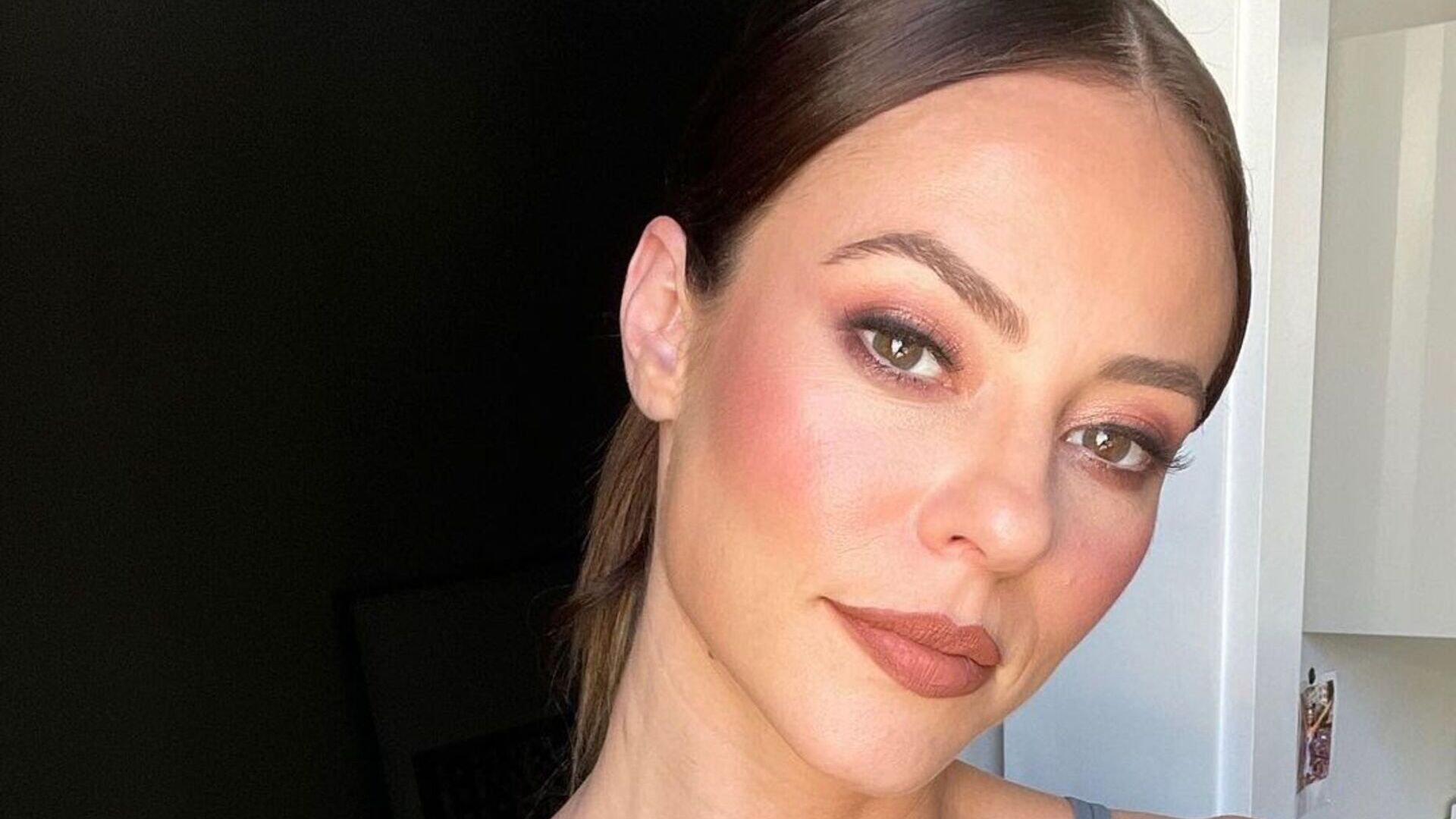 De vestido todo recortado, Paolla Oliveira quase mostra demais e impressiona