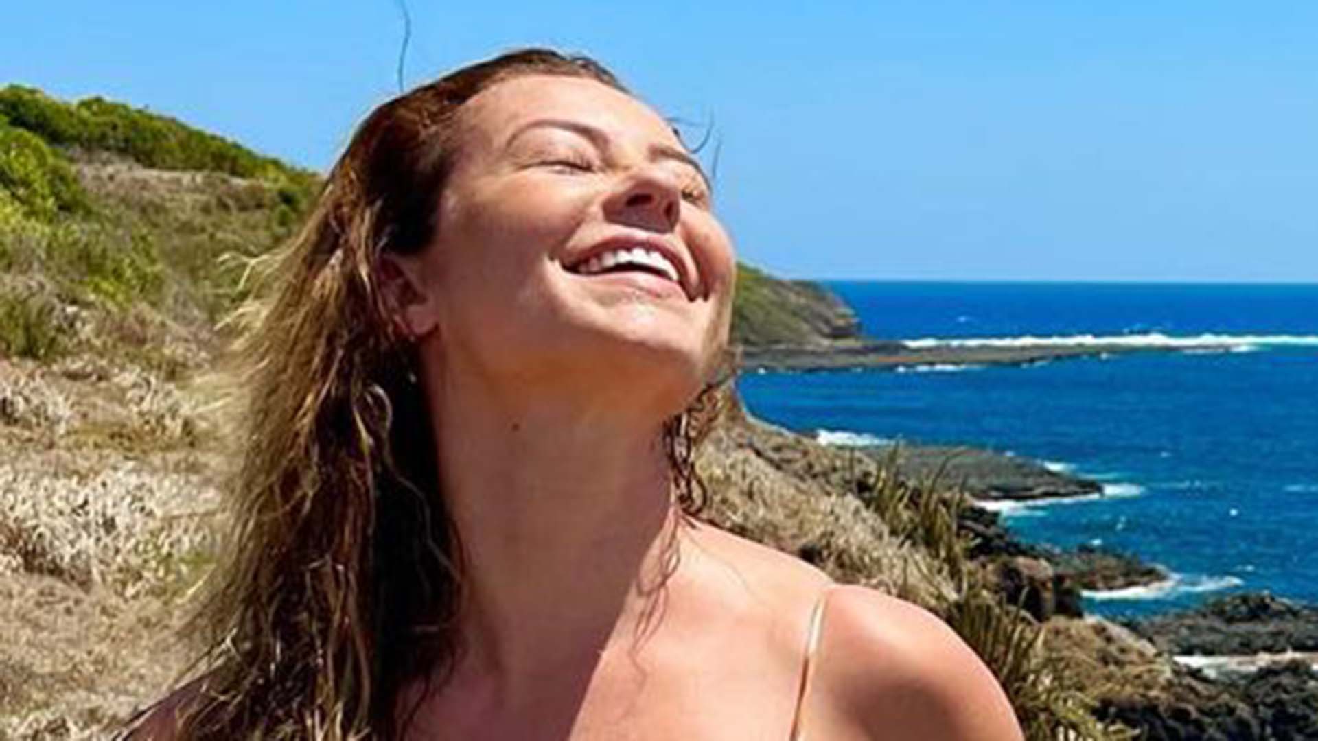 De biquíni, Paolla Oliveira ostenta suas curvas impecáveis em dia de sol