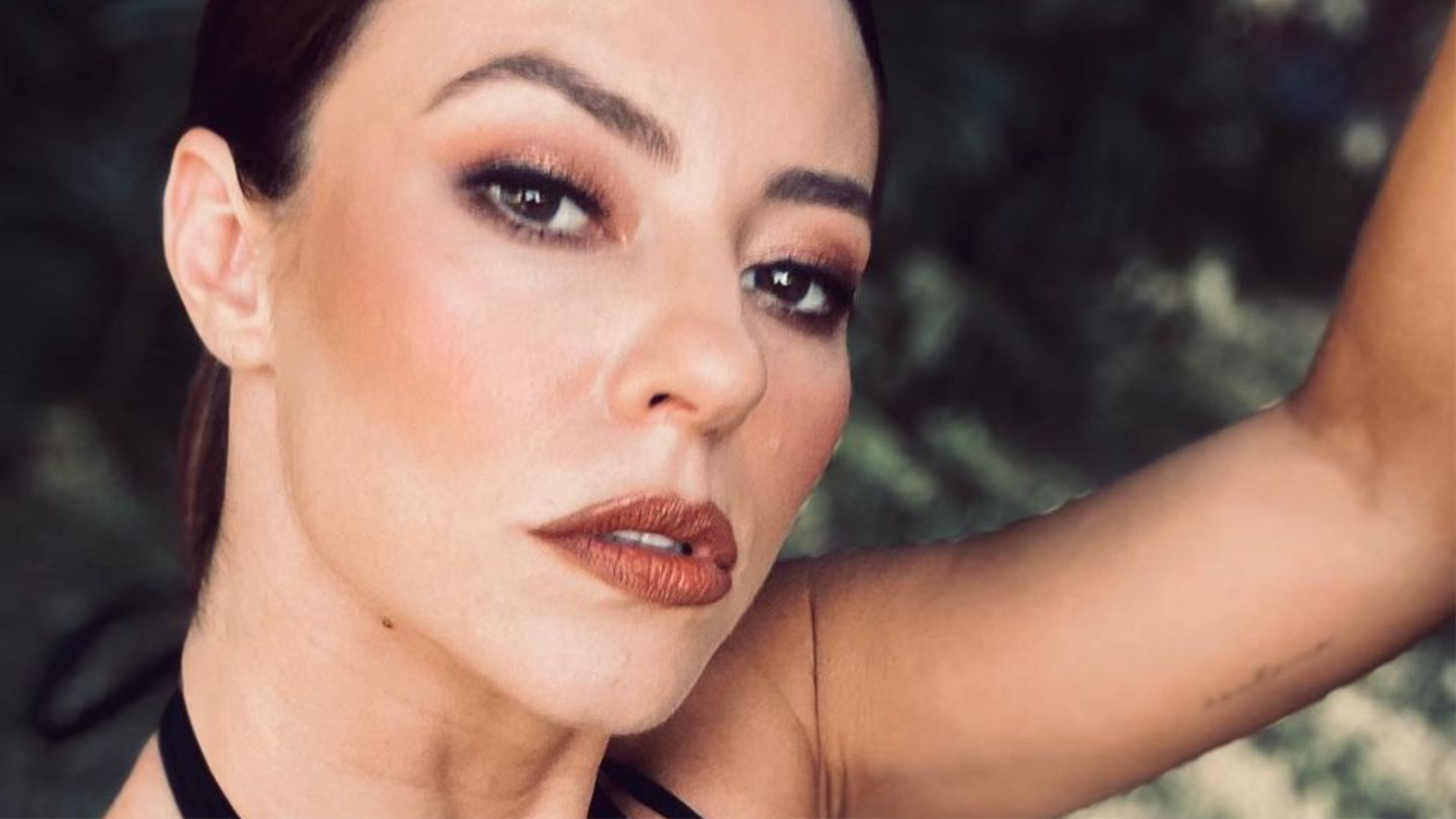 Paolla Oliveira surge toda produzida em cliques com look monocromático: ”Muita beleza”