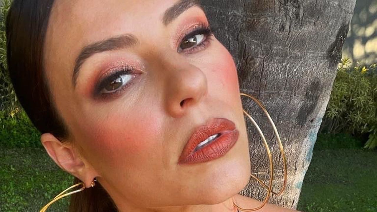 Paolla Oliveira aposta em vestido ousado para o ‘Domingão’