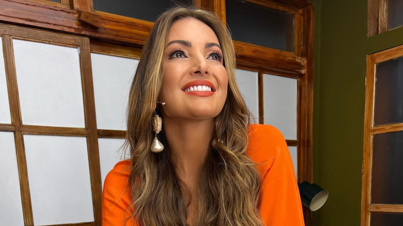 De vermelho, Patrícia Poeta celebra início da semana com estilo: ”Dias mais leves”