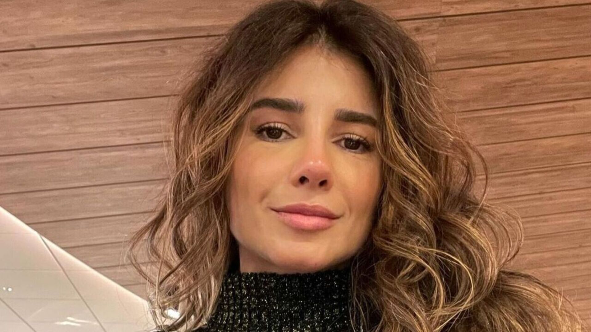 Paula Fernandes elege vestido aberto na barriga e choca: ”Perfeita”