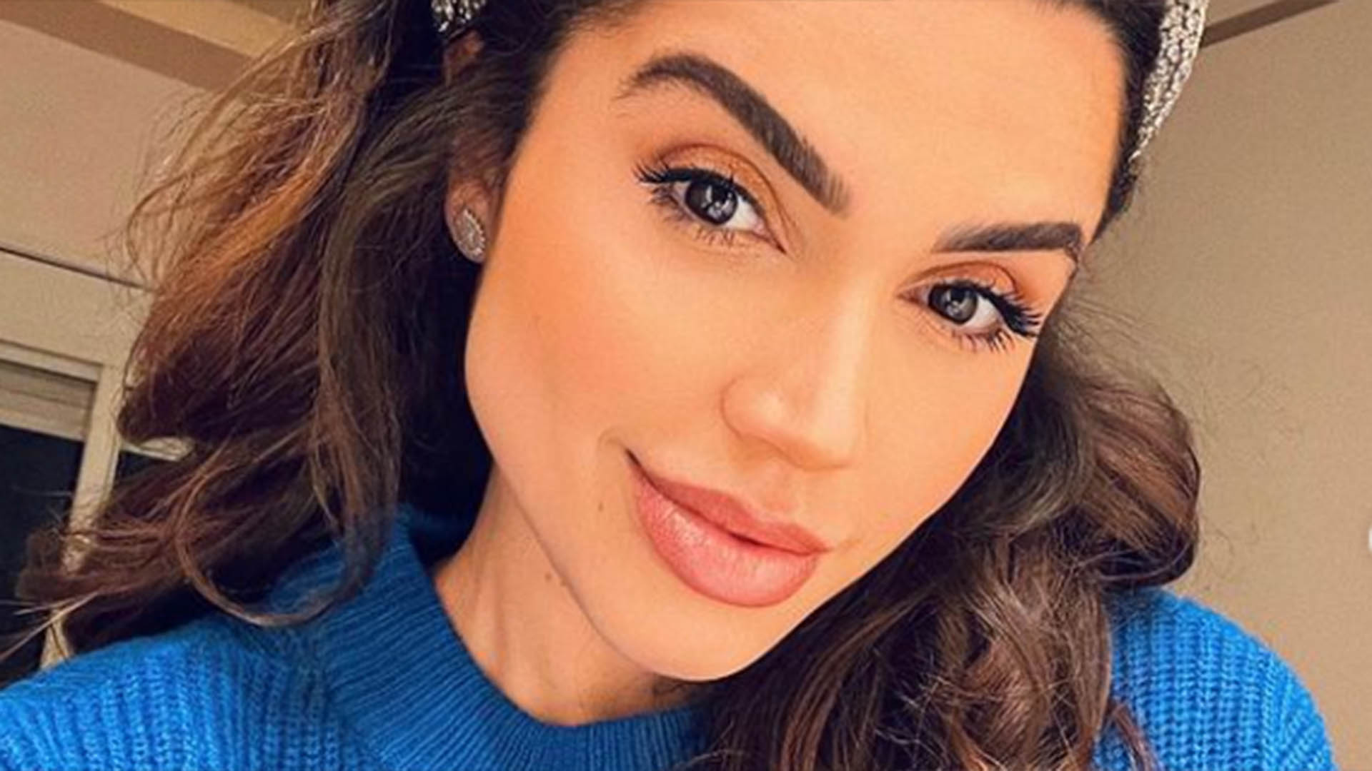 Ex-BBB Paula Amorim surge com vestido justo um mês após o parto