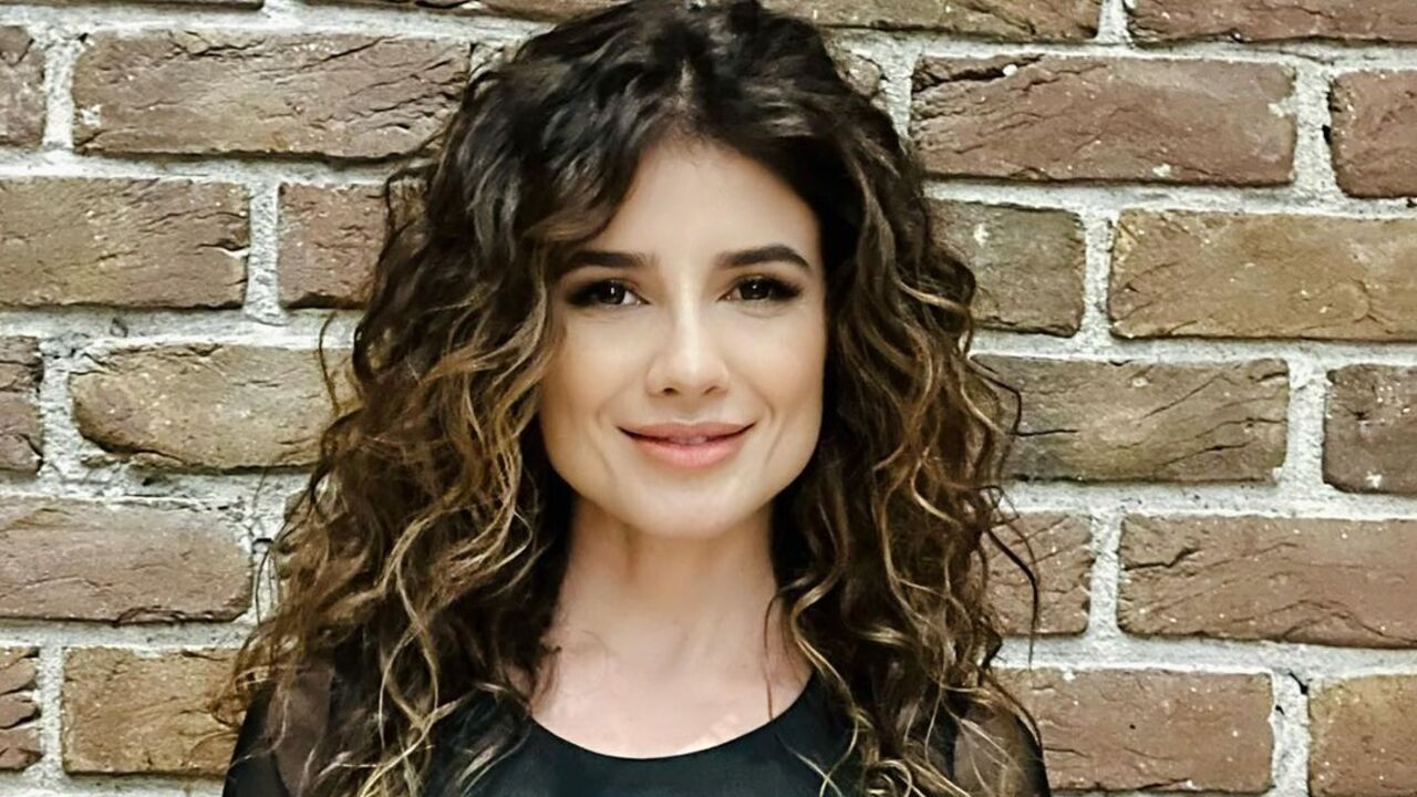 De body transparente, Paula Fernandes deixa entradinha à mostra e surpreende