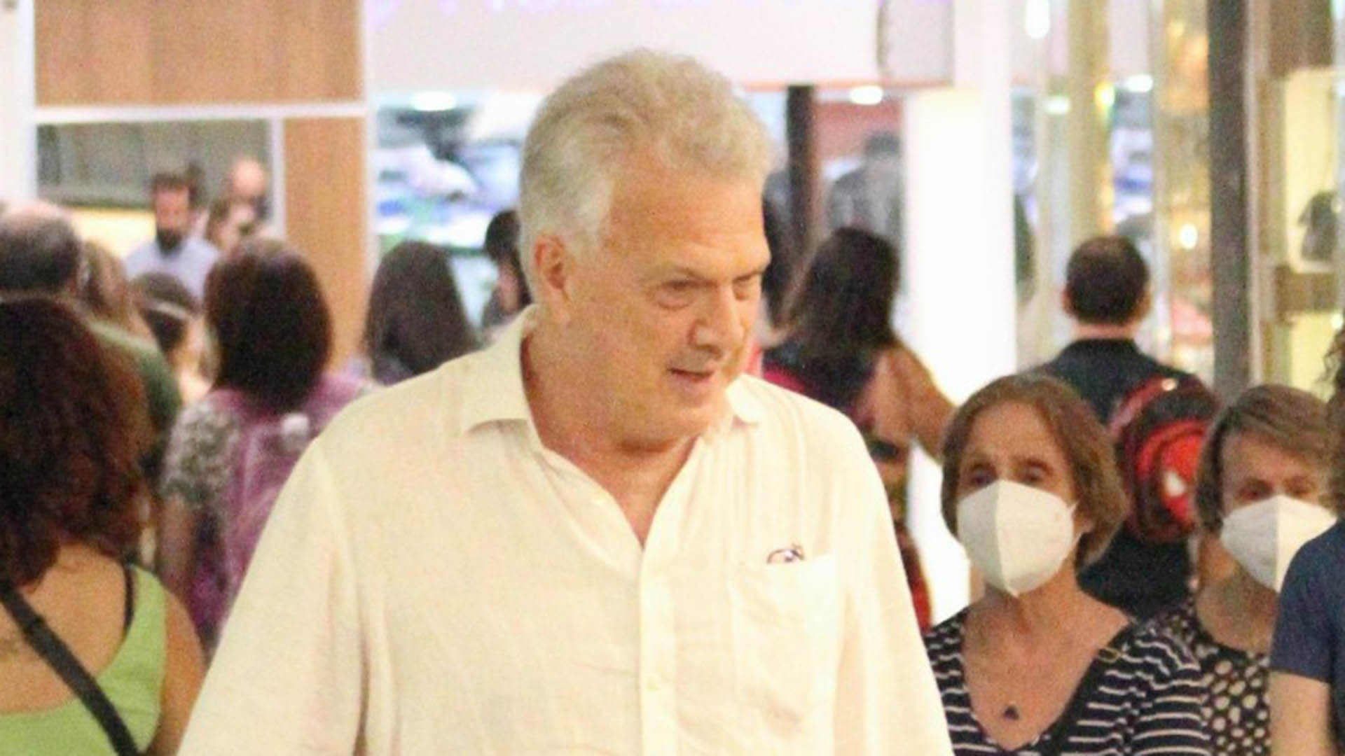 Pedro Bial faz rara aparição com a esposa e as filhas