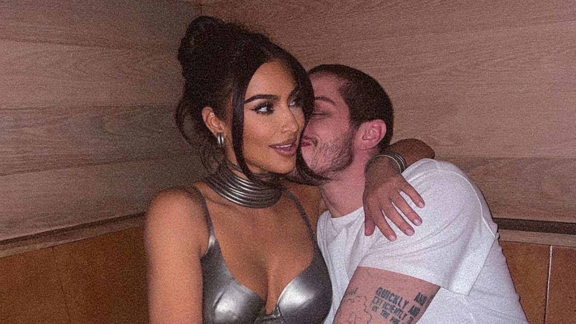 Pete Davidson faz tatuagem sobre o primeiro beijo com Kim Kardashian