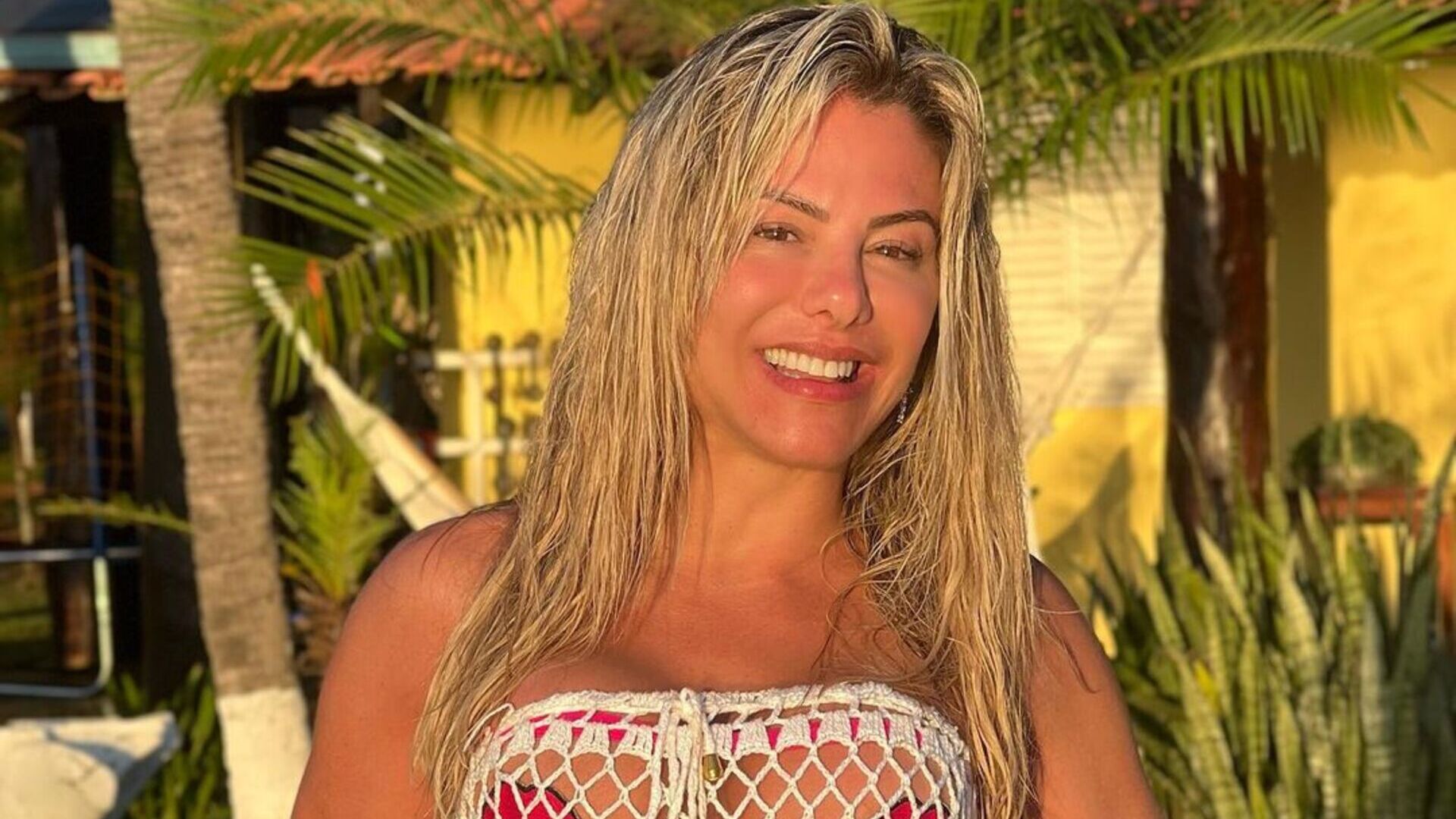 Poliana Rocha exibe barriga reta na piscina e esbanja beleza: ”Linda demais”