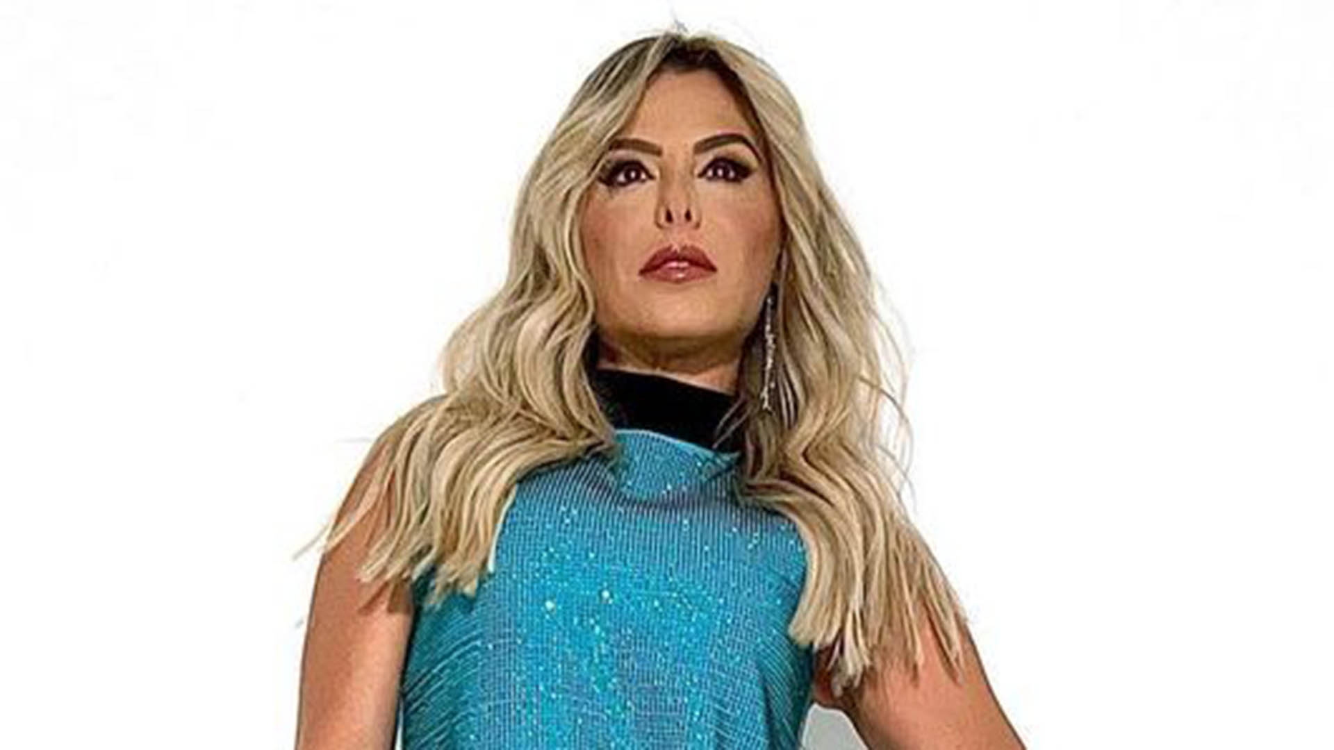 Esposa do cantor Leonardo usa look com fenda poderosa