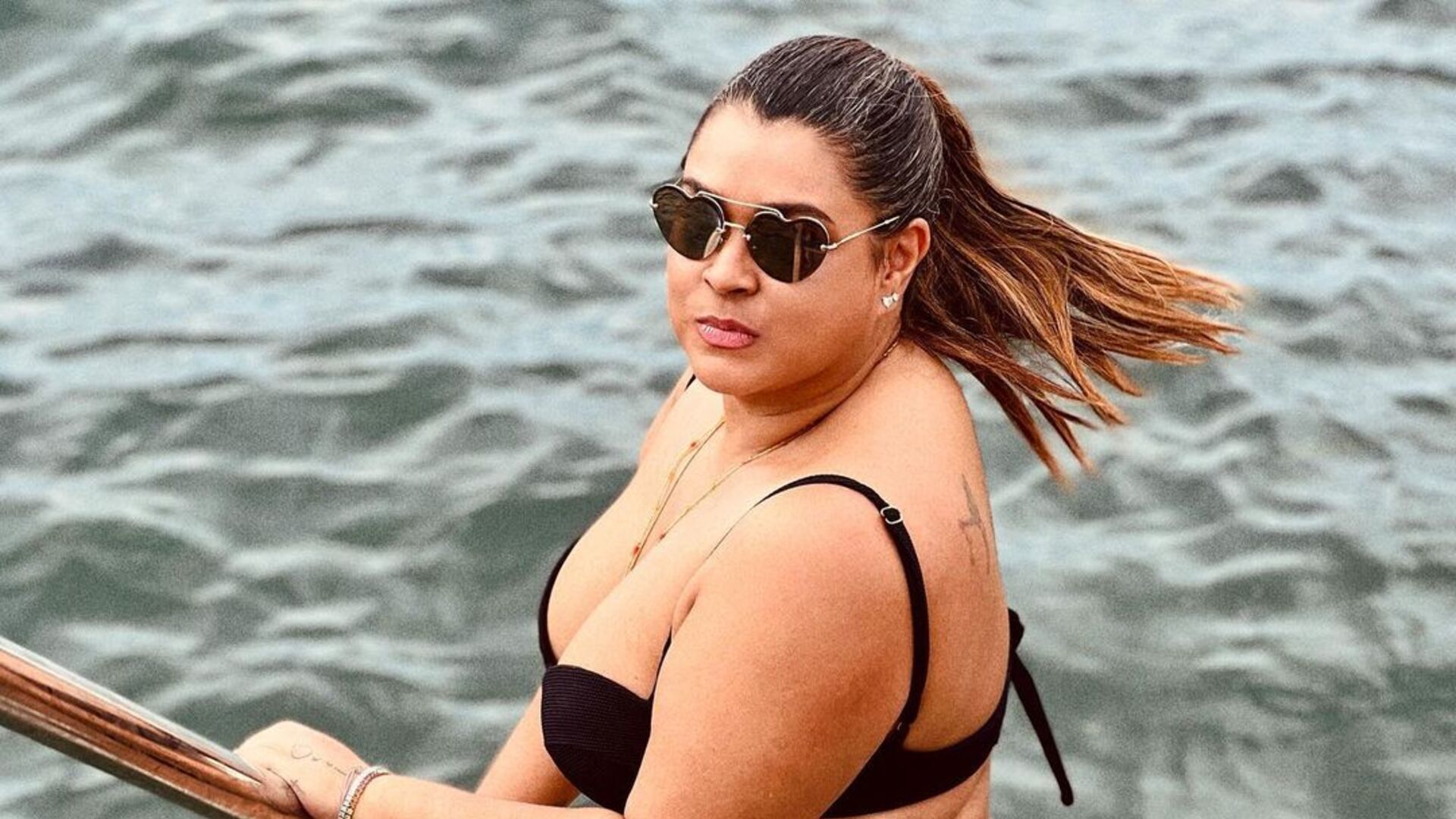 De biquíni de lacinho, Preta Gil exibe corpaço em praia na Eslovênia
