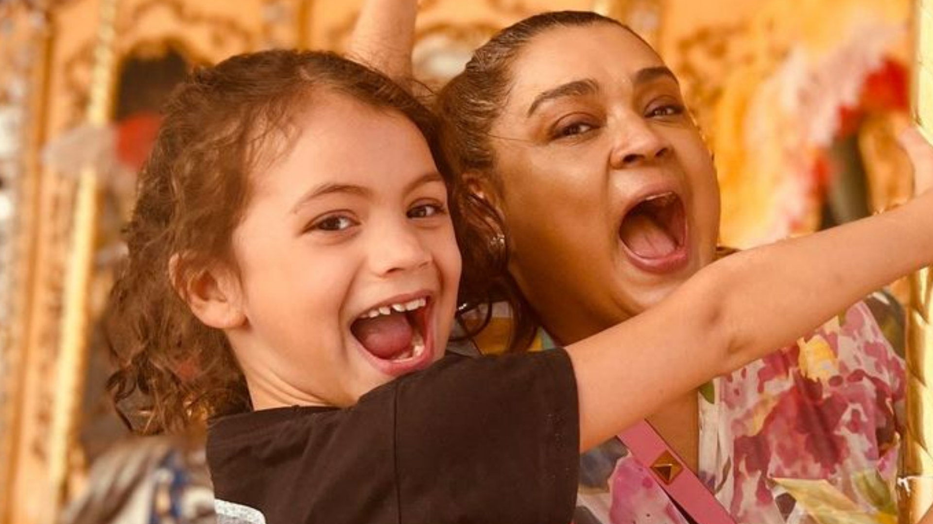 Preta Gil se diverte em carrossel ao lado da neta, Flor de Maria: ”Virei criança com ela”