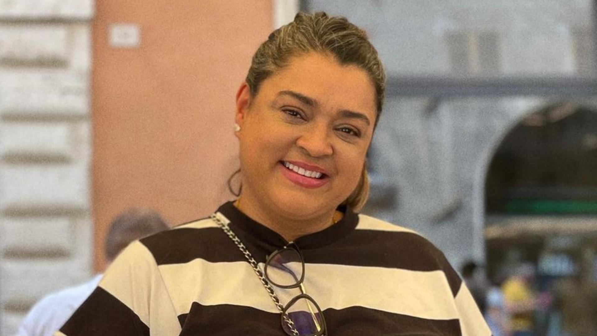 Preta Gil publica foto com o filho, Francisco, e look recortado chama a atenção
