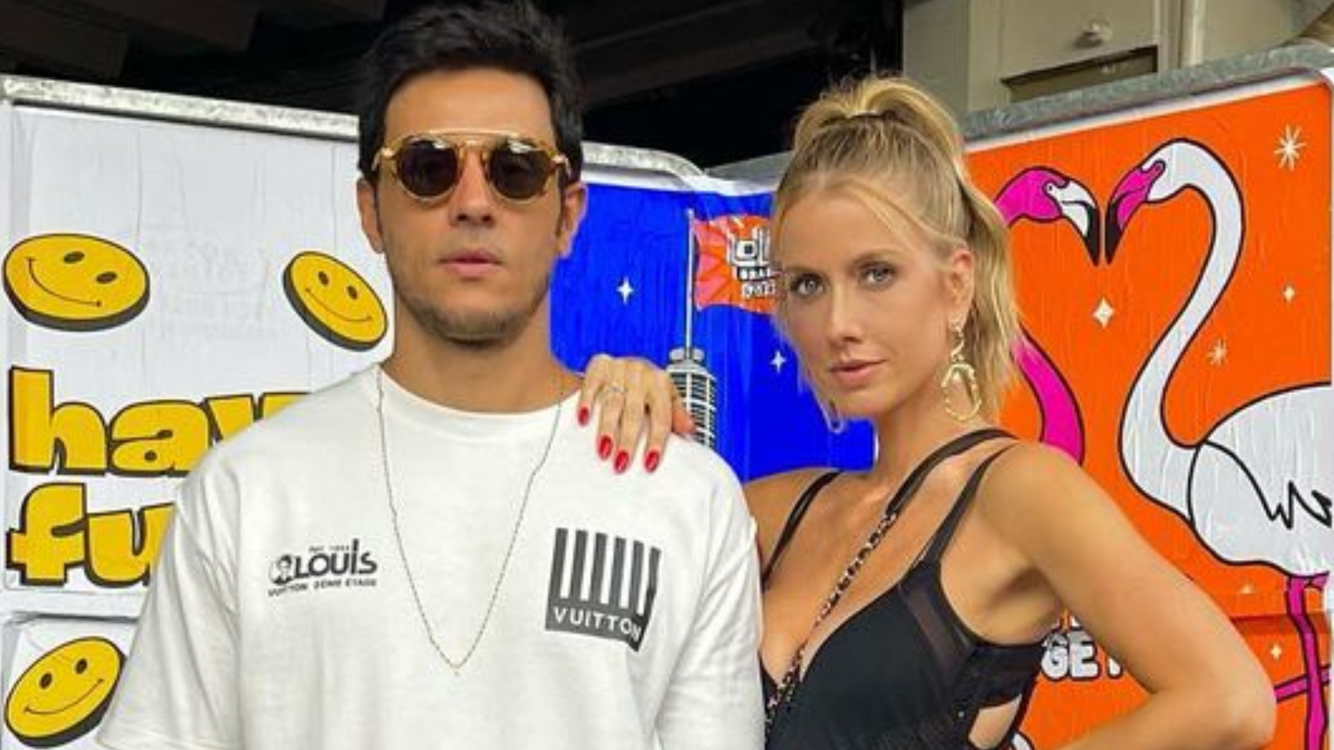 No aniversário de Thiago Mansur, Gabriela Prioli mostra o namorado beijando sua barriguinha