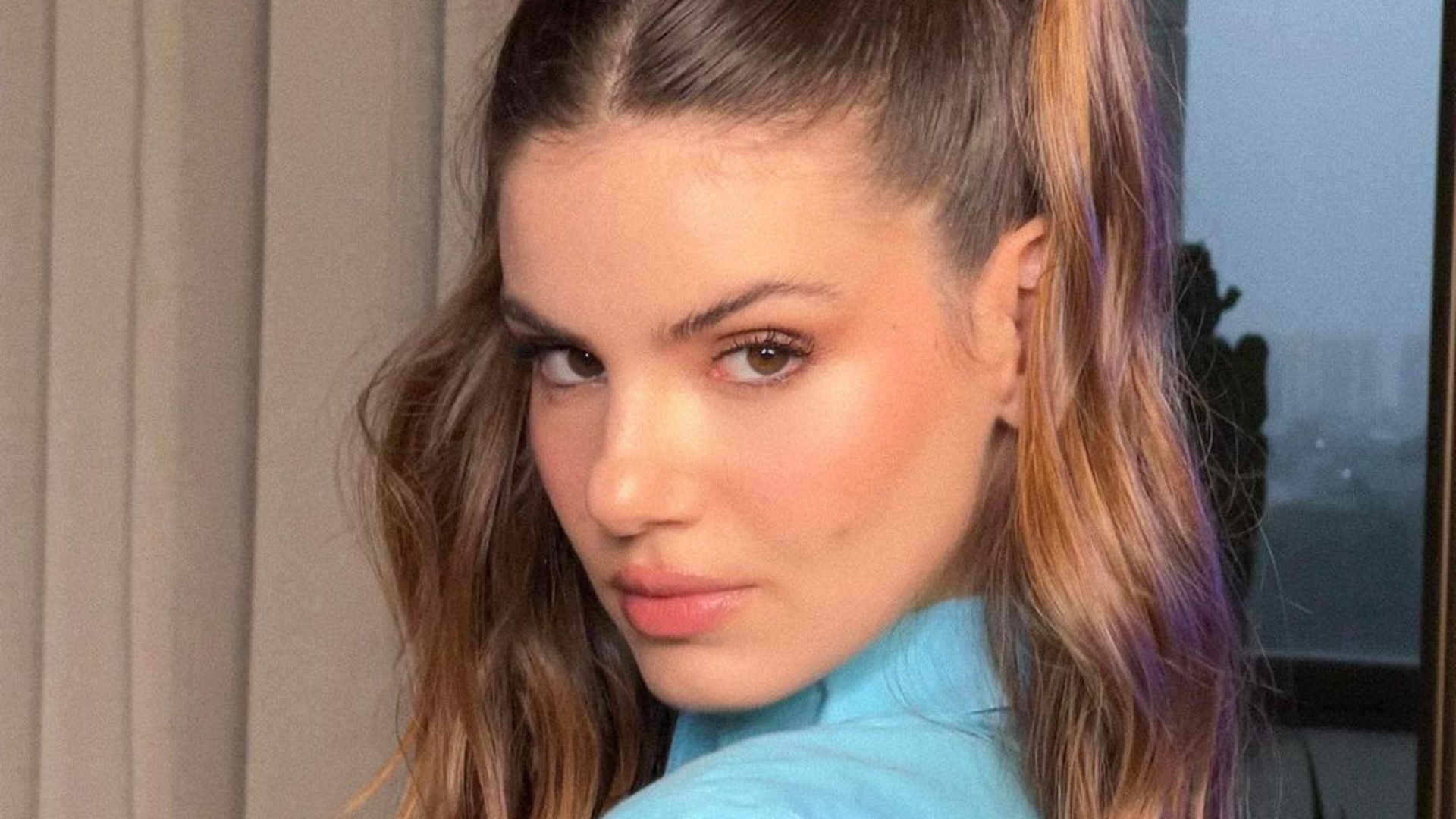 Camila Queiroz deixa a web babando ao mostrar detalhes do look sensual que usou em sua festa de aniversário