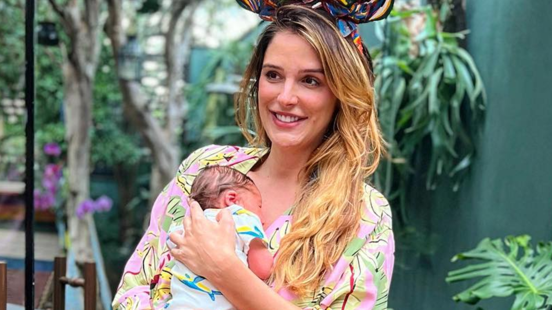Rafa Brites posta registro inédito do caçula e beleza do bebê impressiona a web: ”Uma pintura de Deus”