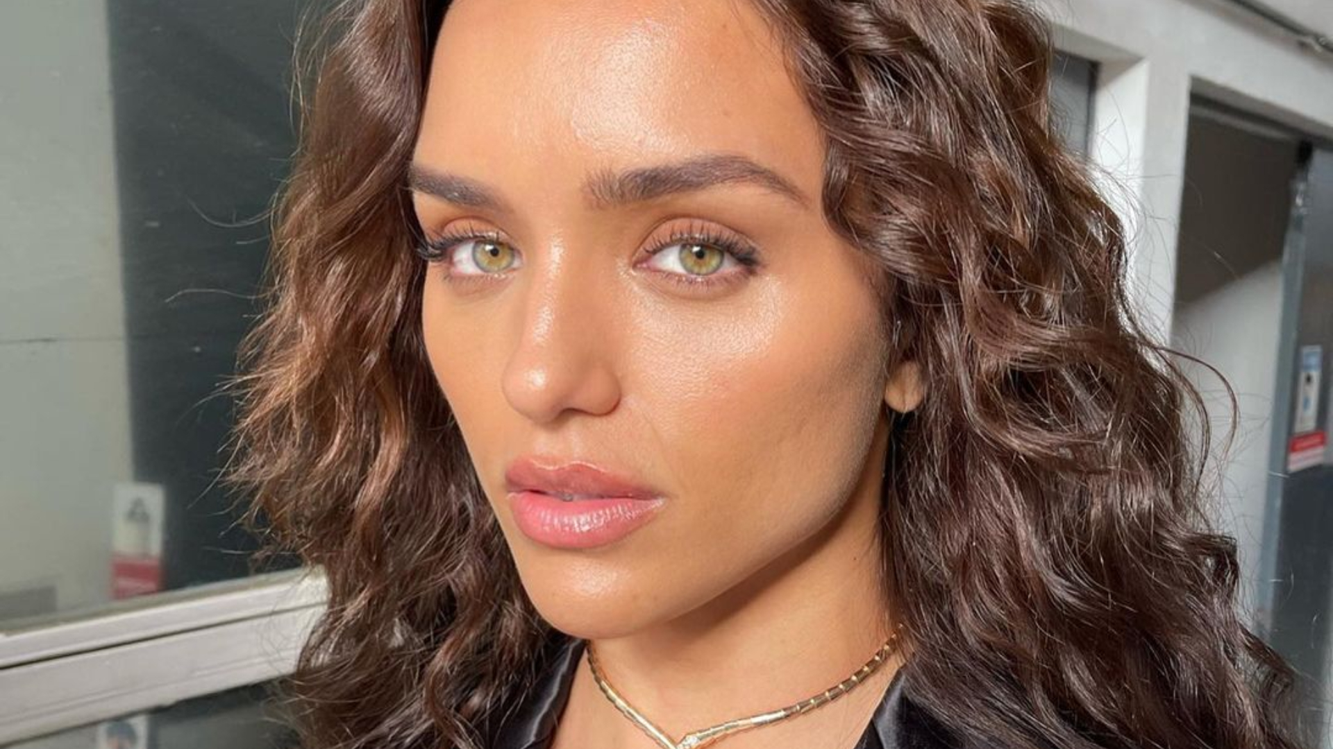 Alerta de beleza! Rafa Kalimann ostenta corpão ao usar look ousado em registros