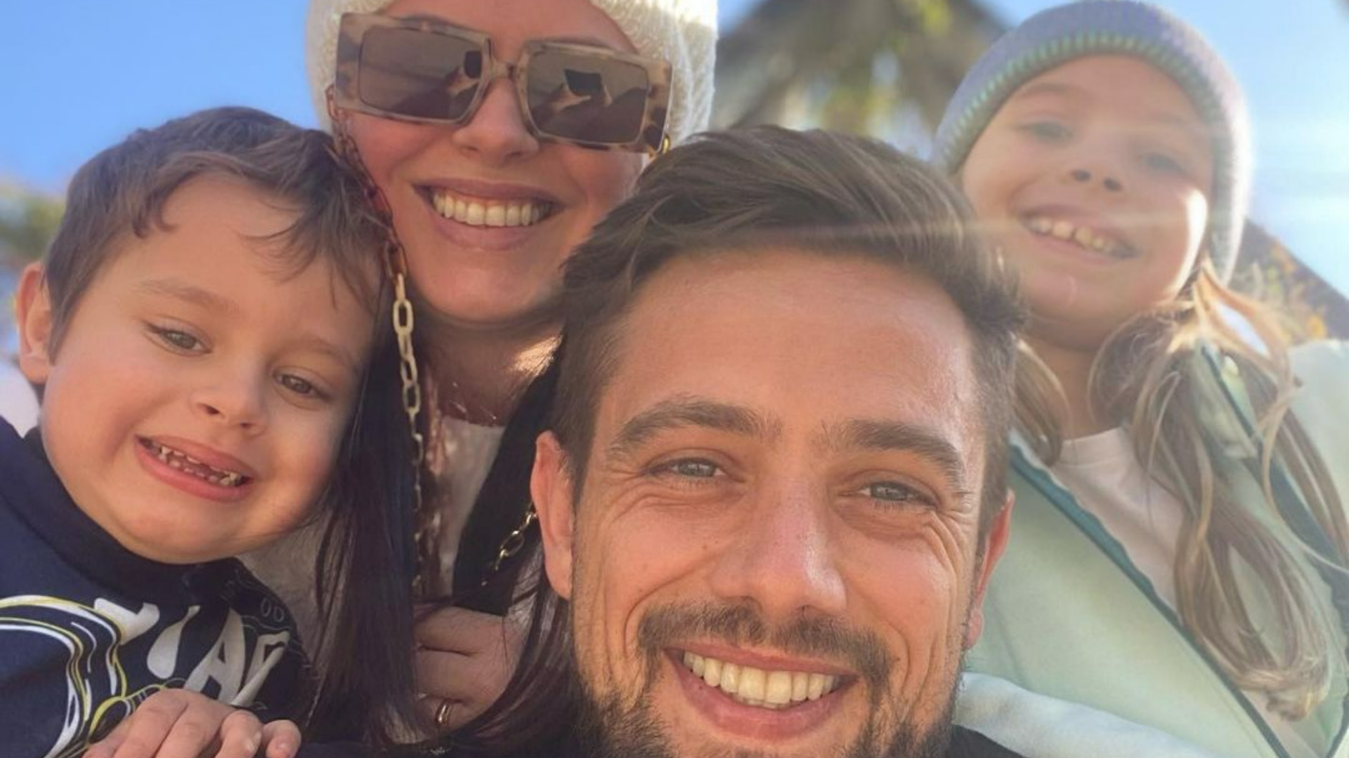 No Chile, Mari Bridi se diverte com a família praticando patinação no gelo