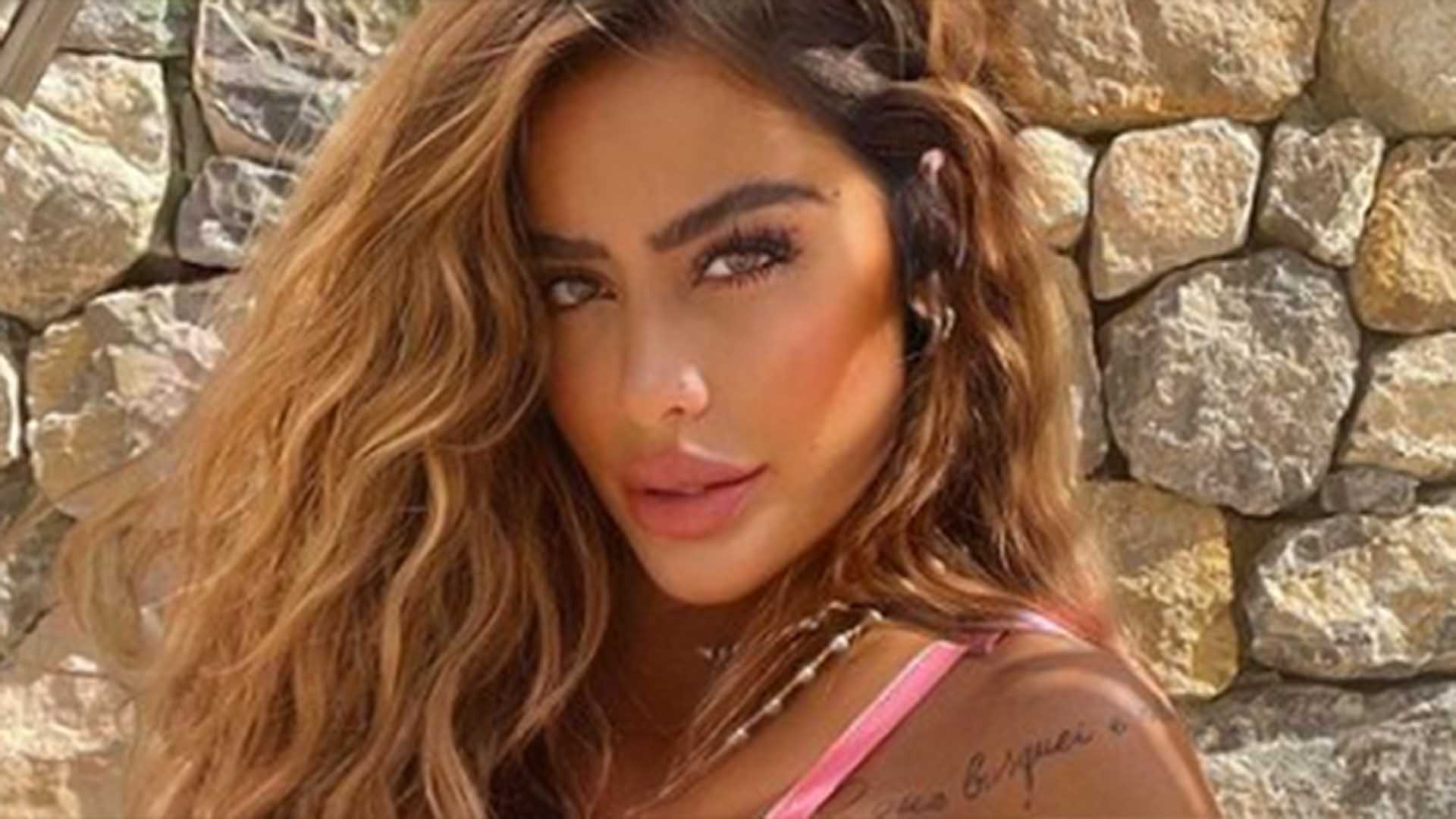 De biquíni branco, irmã de Neymar Jr surge ensaboada em passeio de barco