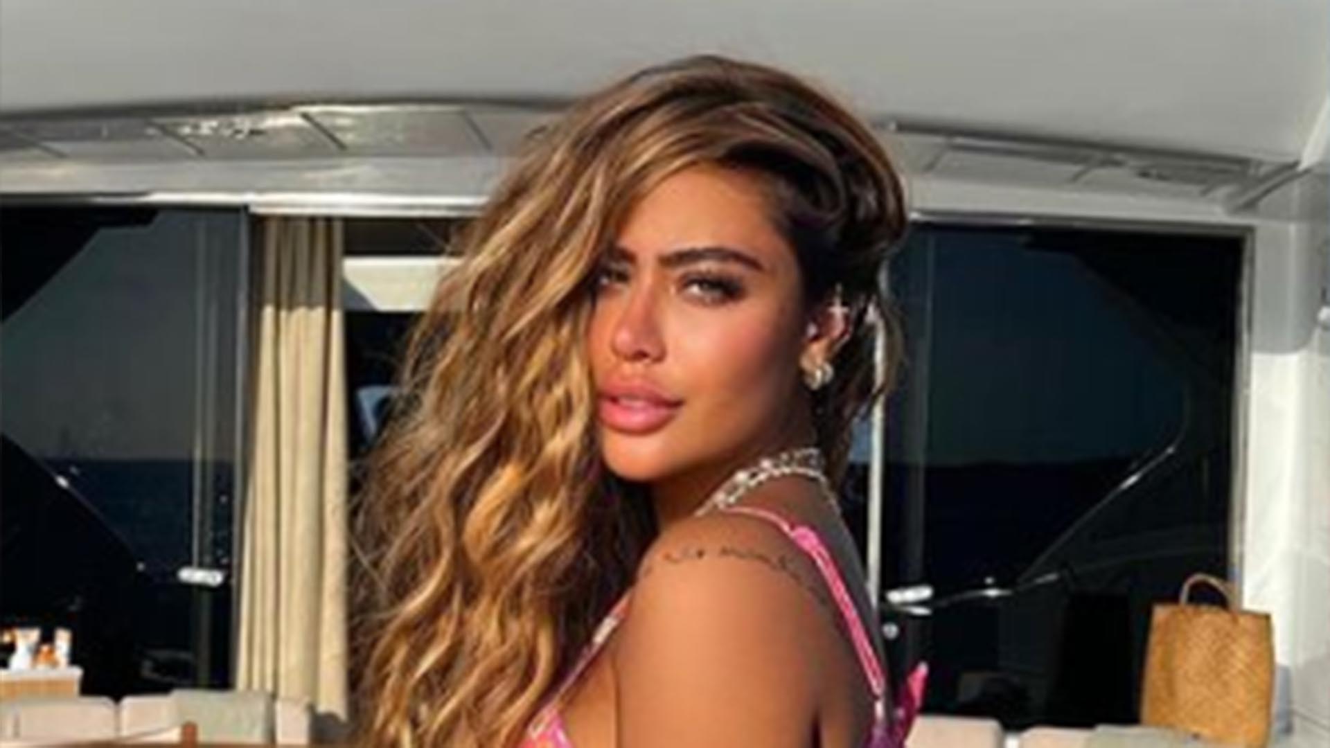 Irmã de Neymar Jr, Rafaella Santos ostenta o bumbum ao usar maiô fio-dental