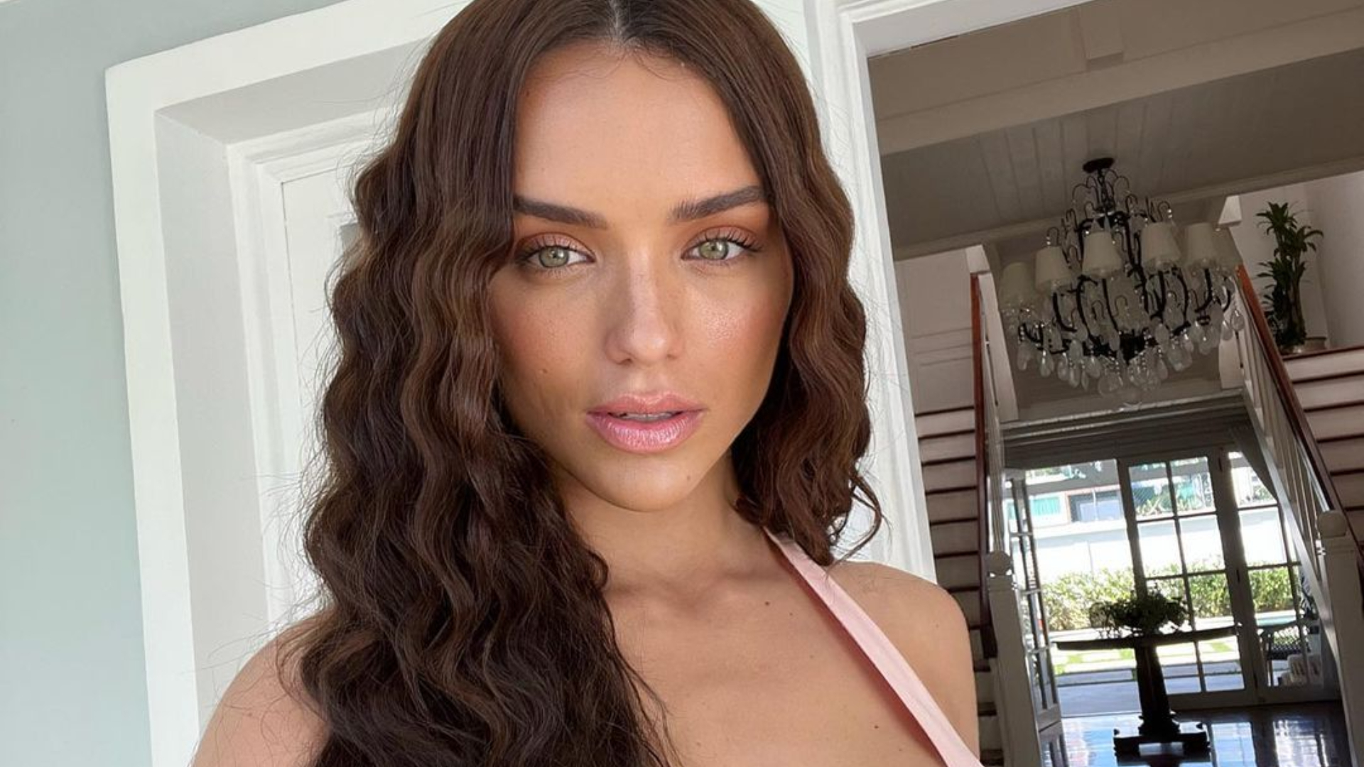 Rafa Kalimann esbanja beleza em look preto para aniversário de Luísa Sonza