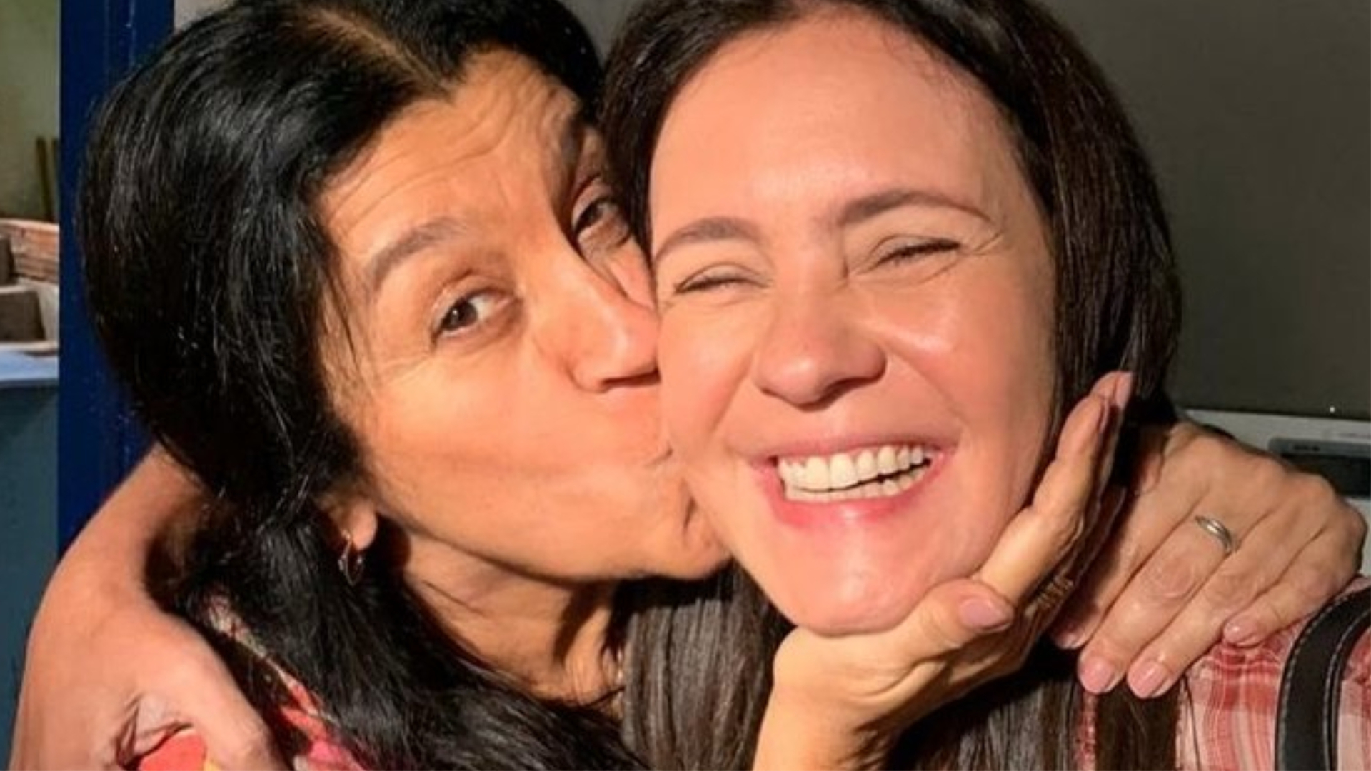 Regina Casé recebe ‘surpresa’ da amiga Adriana Esteves, vestida de personagem de filme