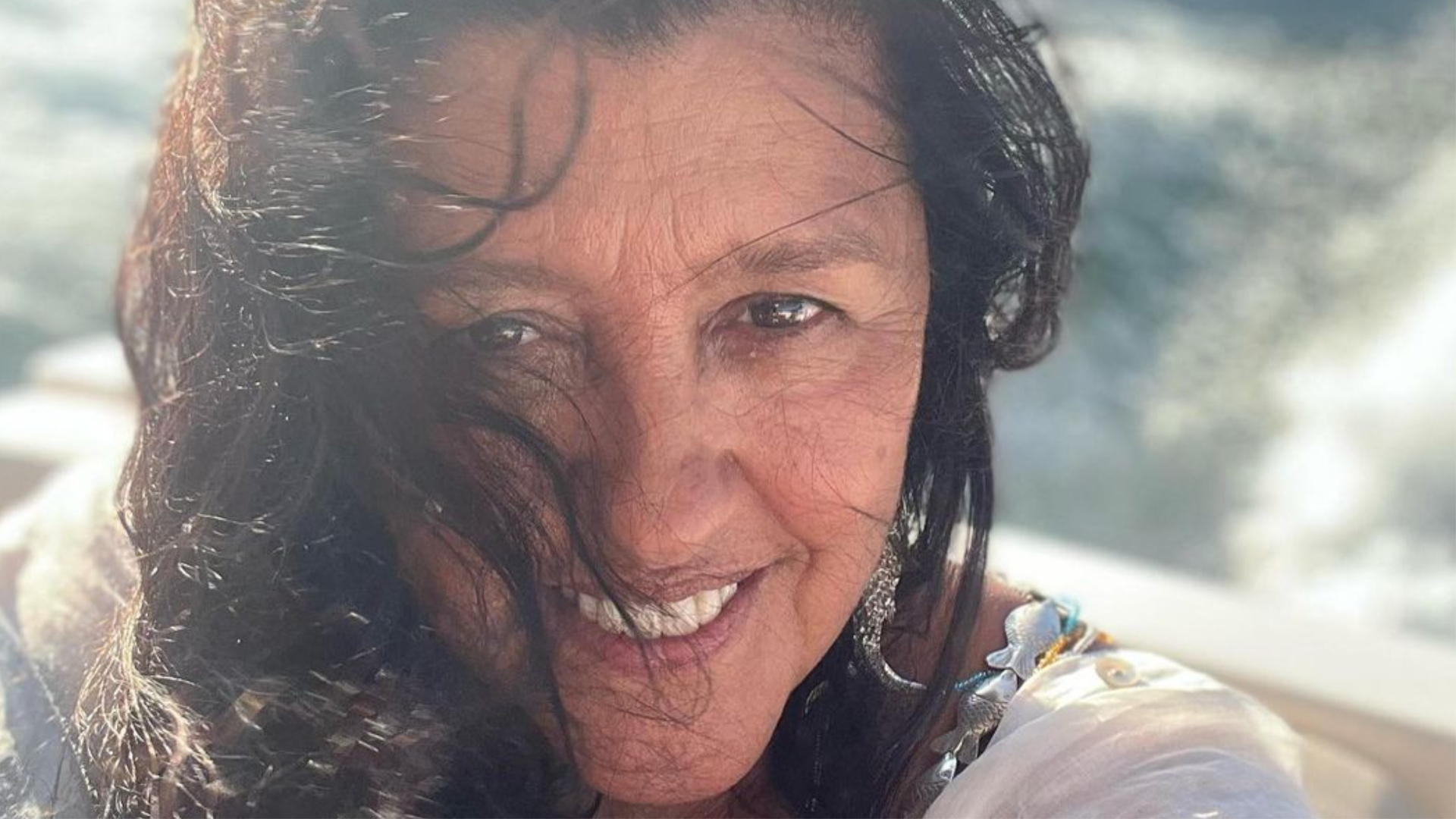 Regina Casé mostra novo visual para ‘Todas As Flores’: ”Será que devo ficar loura pra sempre?”