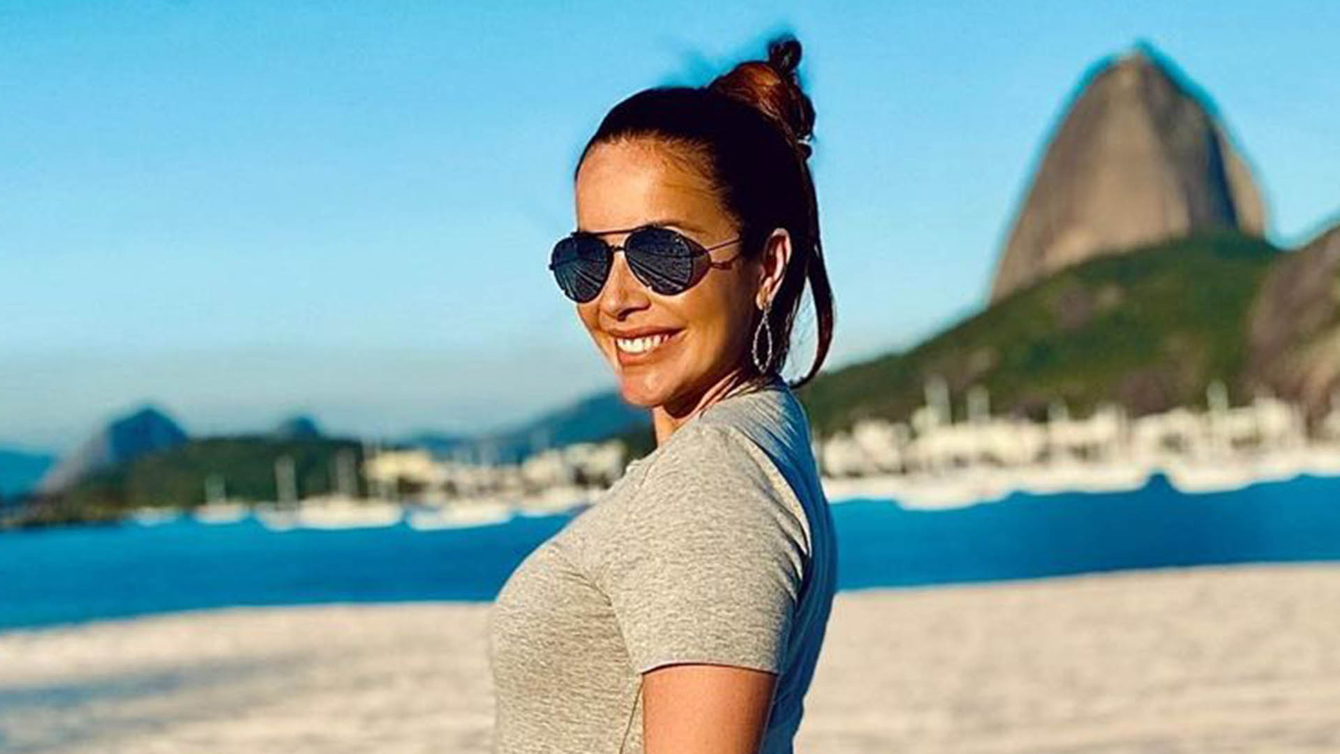 Grávida, Renata Dominguez exibe a barriguinha de três meses
