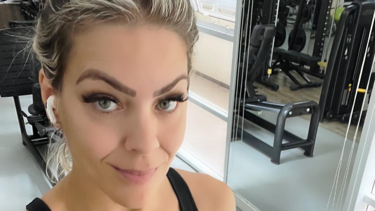 Prestes a completar 45 anos, Renata Fan exibe corpo sarado: “Disciplina e força”