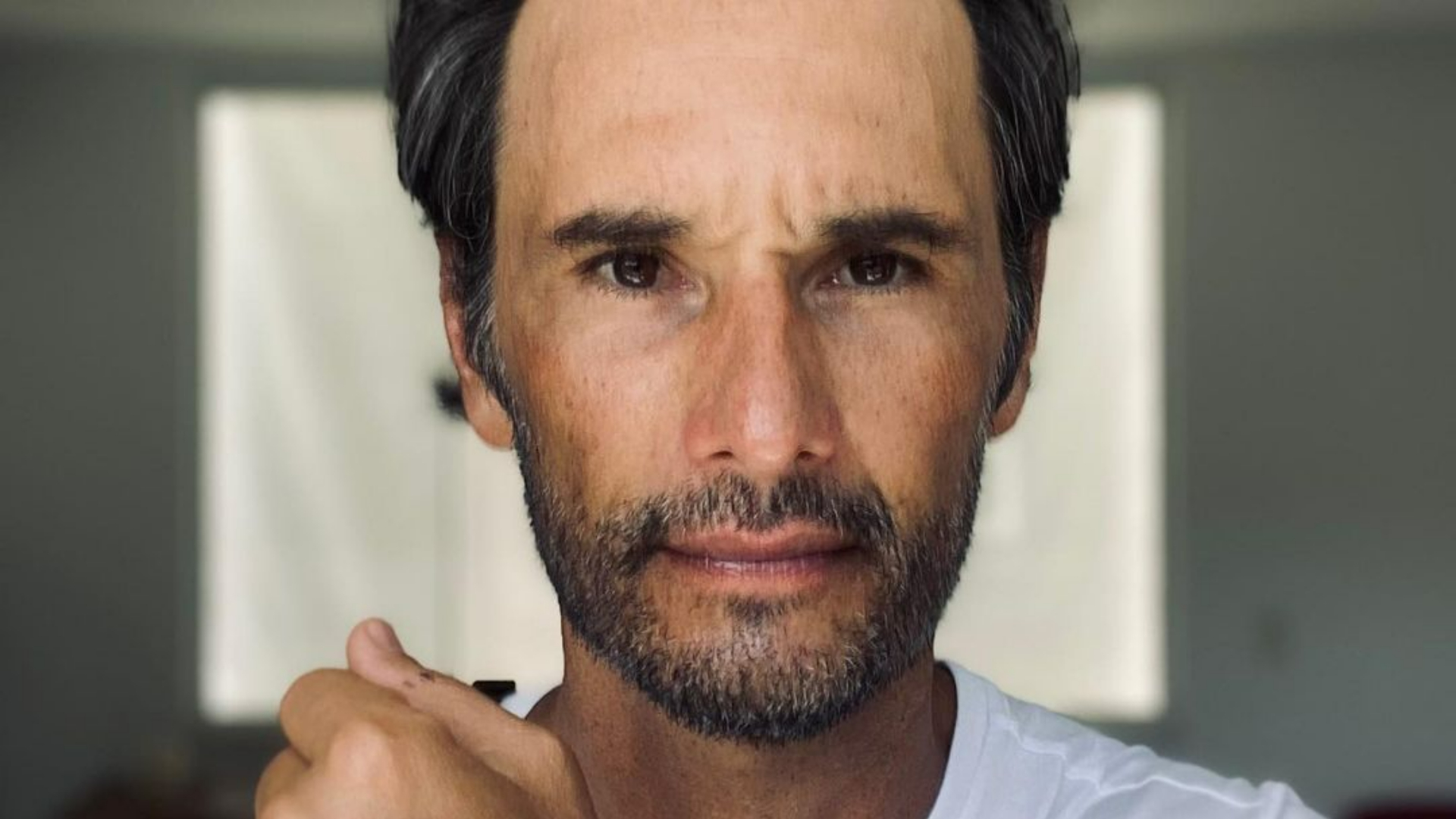 Rodrigo Santoro exibe bastidores de sua nova série ‘Sem Limites’: ”Envolveu uma grande equipe”
