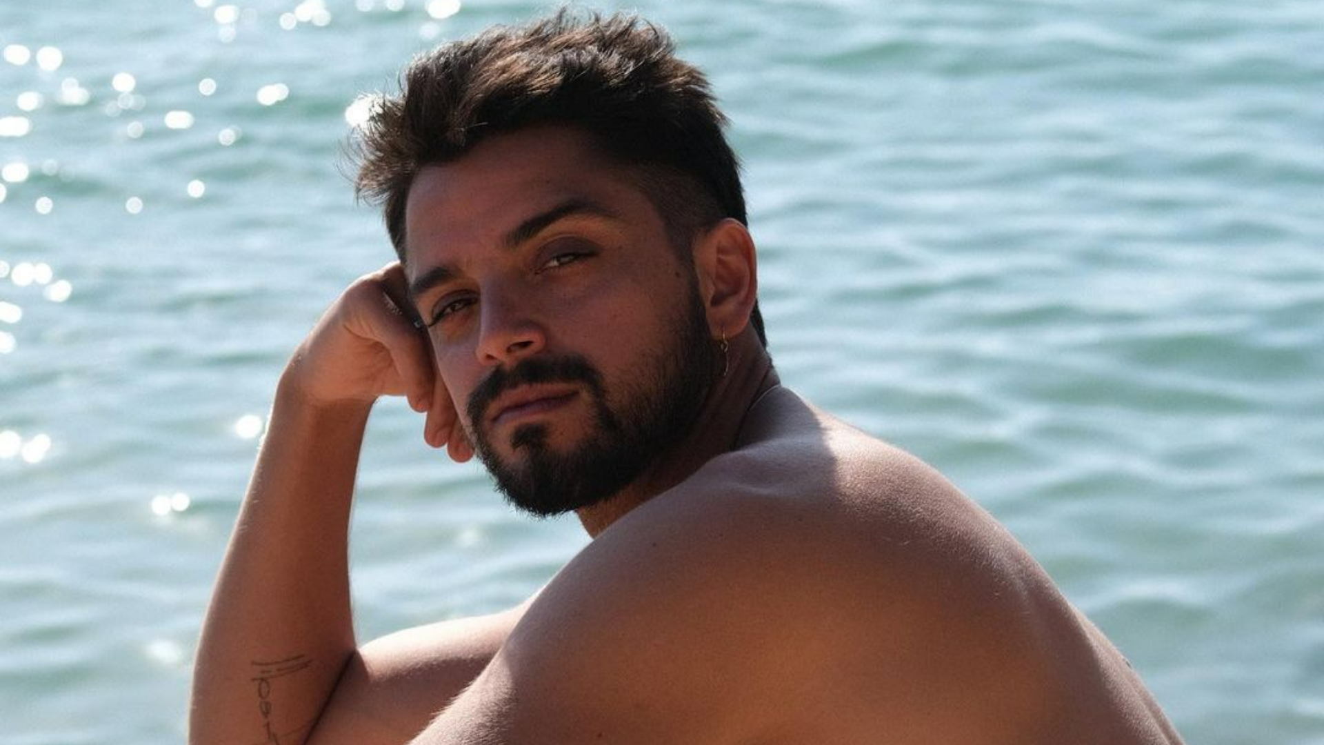 Rodrigo Simas abre álbum de fotos de sua passagem por Ibiza na companhia de amigos