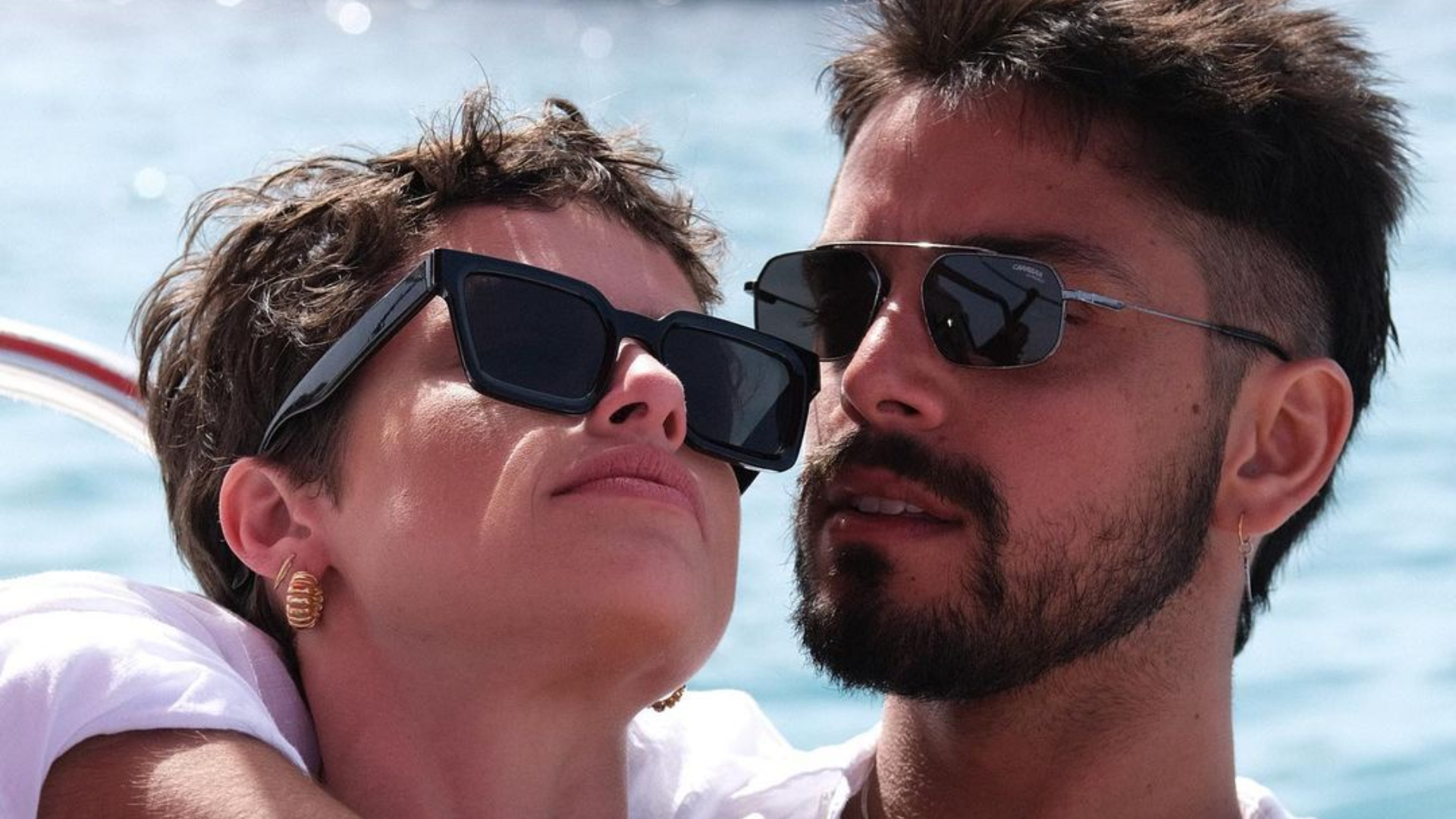 Rodrigo Simas dispensa roupas ao dar mergulho com Agatha Moreira: ”Banho de lua com amor”