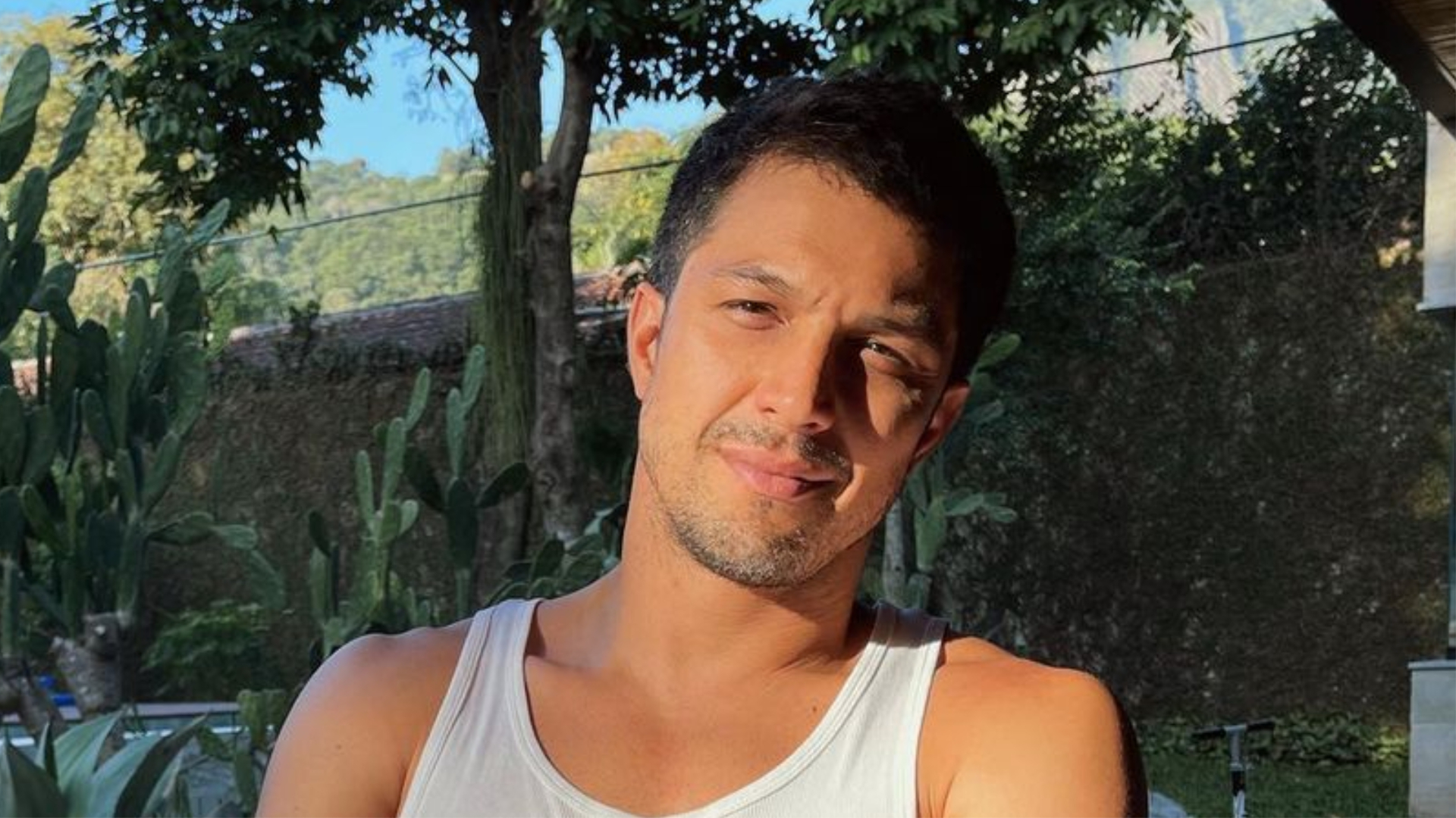 Romulo Estrela curte passeio com a esposa em Lisboa durante gravações de nova novela