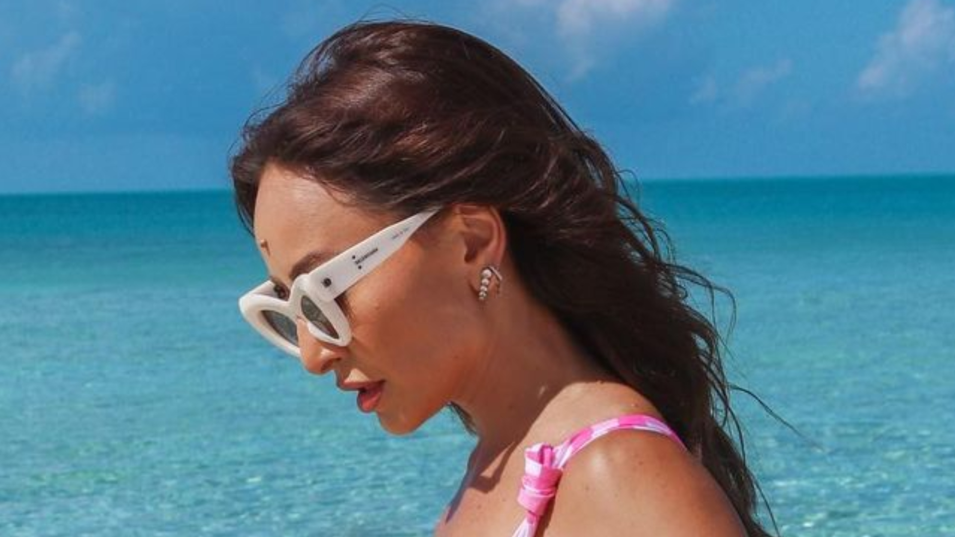 Sabrina Sato ostenta curvas impecáveis em fotos de biquíni: ”Sereia”
