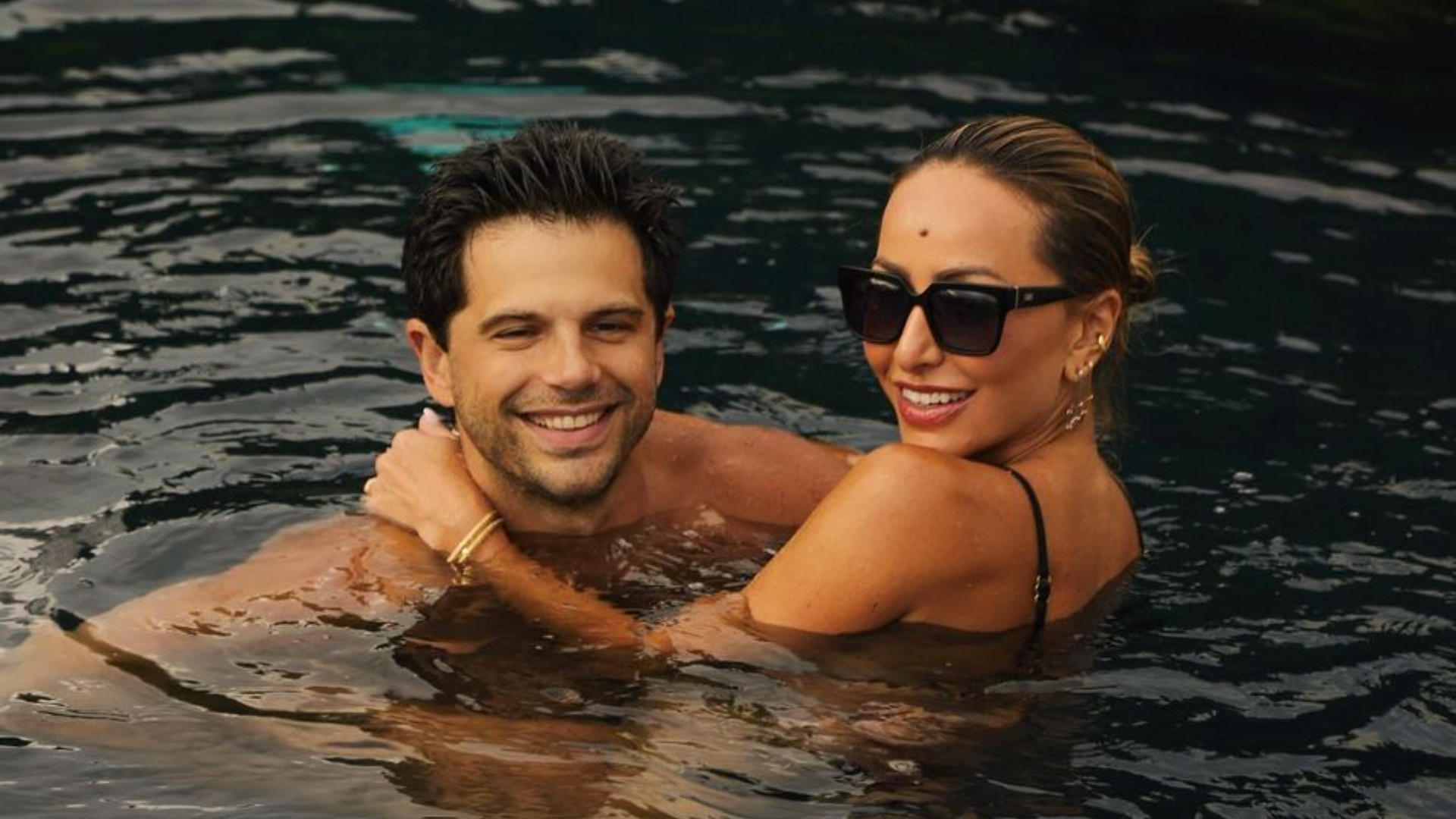 Sabrina Sato surge aos beijos com Duda Nagle em praia nas Bahamas