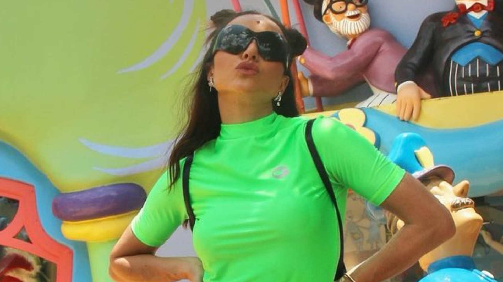 Sabrina Sato mostra looks ousados escolhidos para curtir férias nas Bahamas