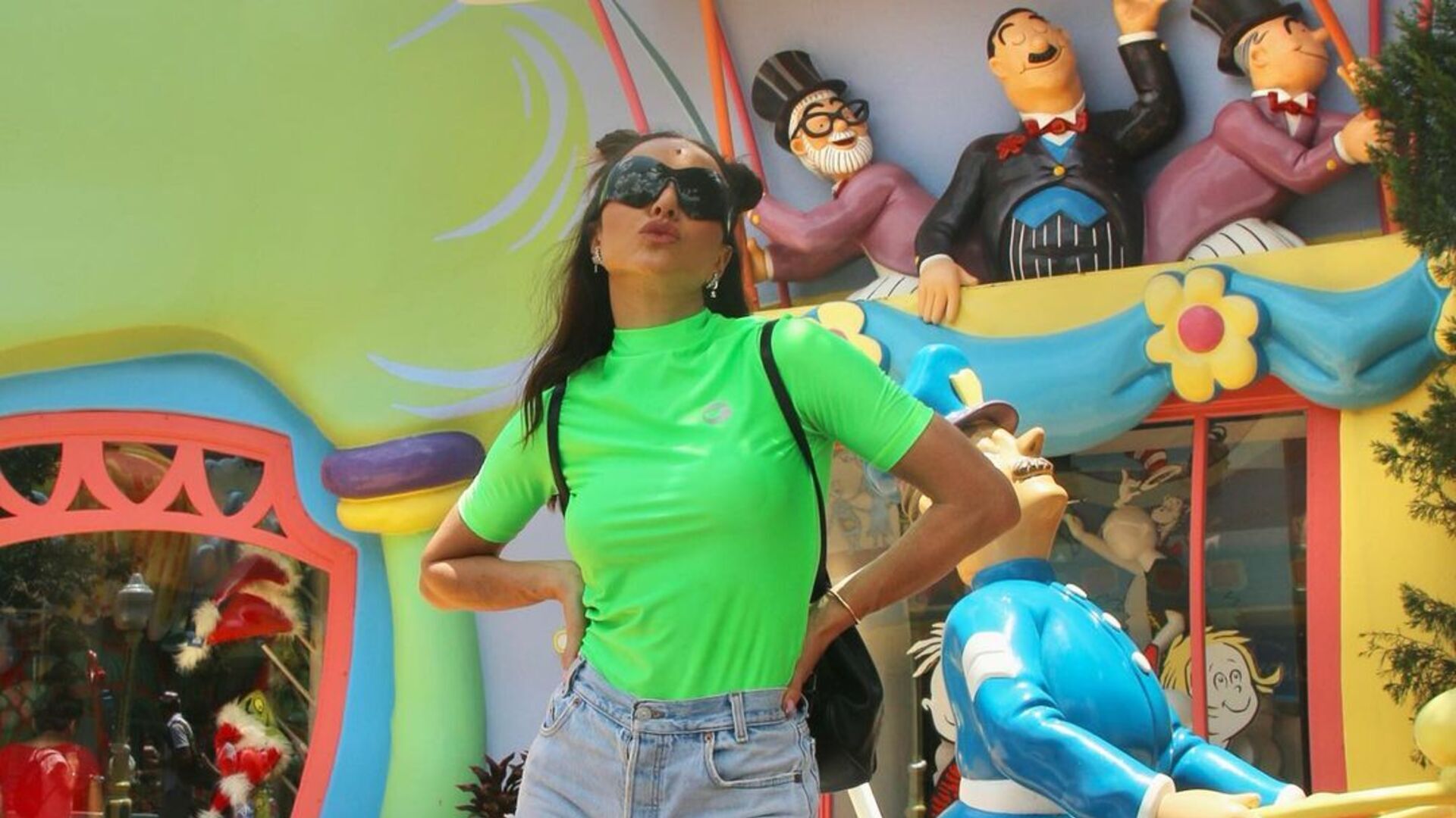 De shortinhos, Sabrina Sato ostenta pernões em dia no parque com a família