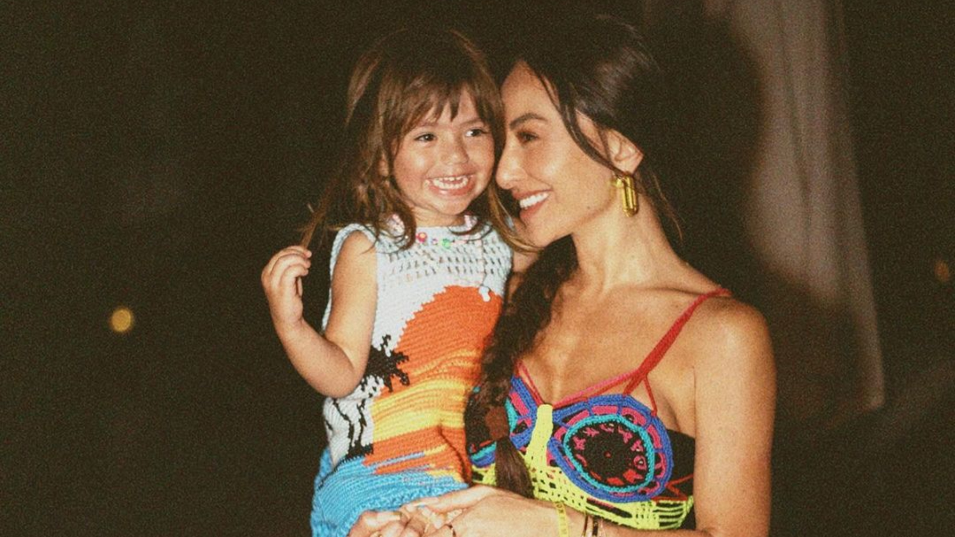 Herdeira de Sabrina Sato surge toda estilosa em fotos na praia e web se derrete: ”Linda igual à mãe”
