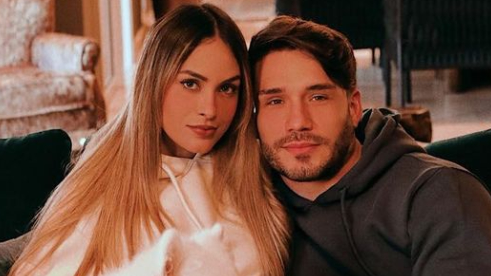 Sarah Andrade e Lucas Viana trocam beijão em fotos em Ilhabela