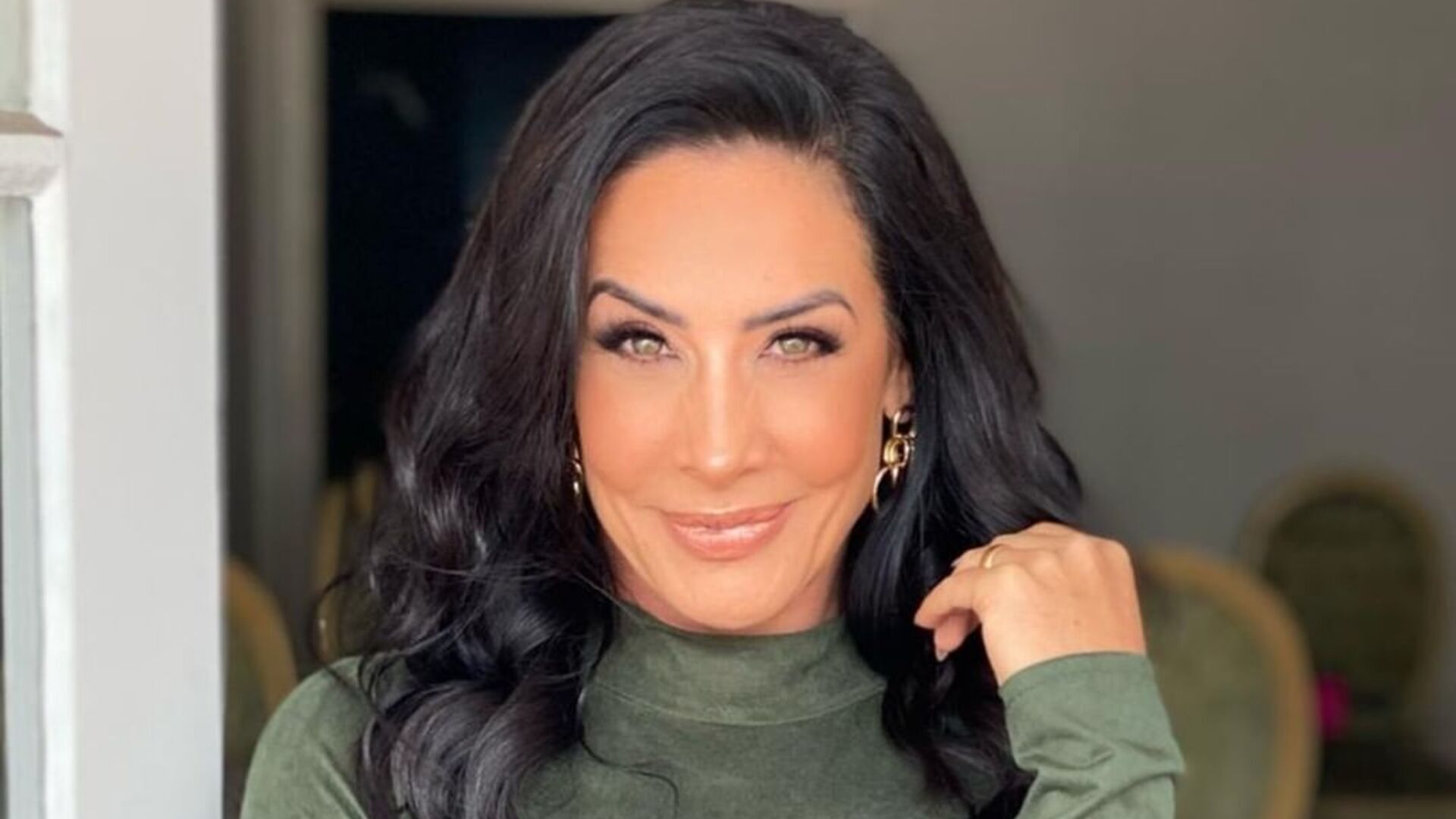 De top e calça colada, Scheila Carvalho rebola corpaço sarado na academia