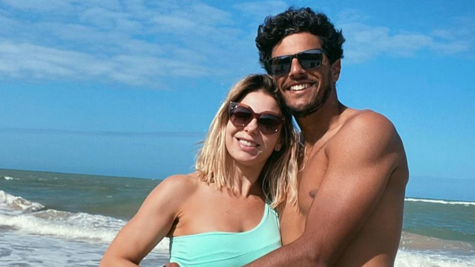 Em Trancoso, Sheila Mello vive momento romântico com o namorado, João Souza