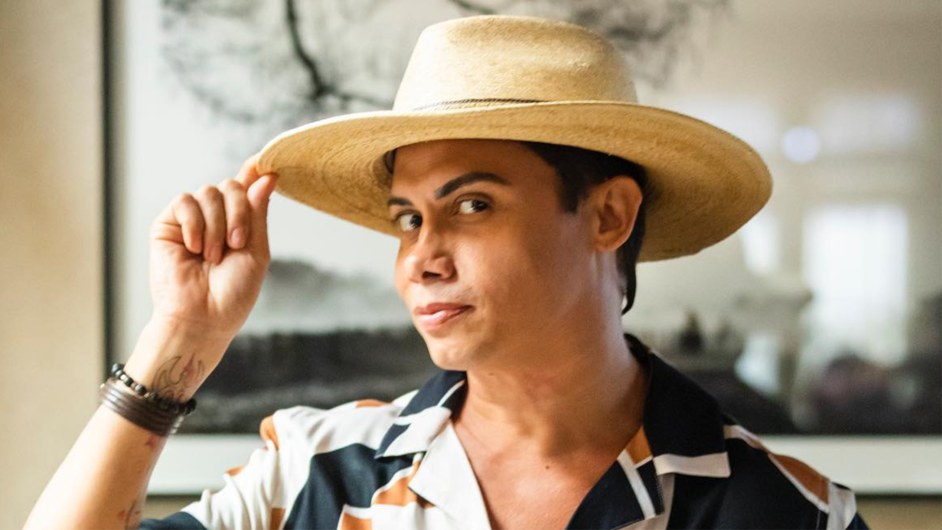 Silvero Pereira posa com sucuri nos bastidores de ‘Pantanal’: ”Zaquieu voltando com fortes amizades”