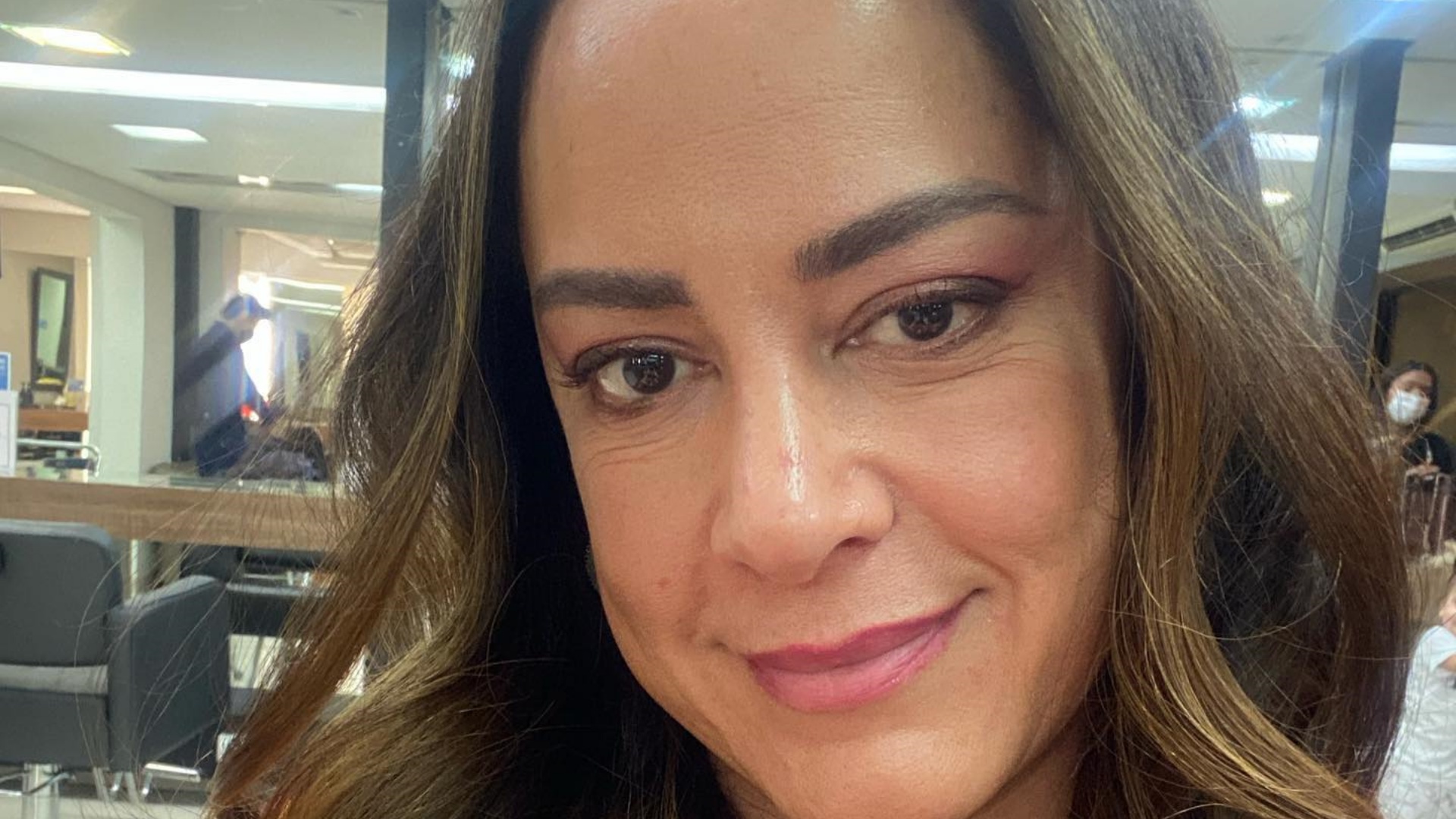 Silvia Abravanel curte noitada com o novo namorado