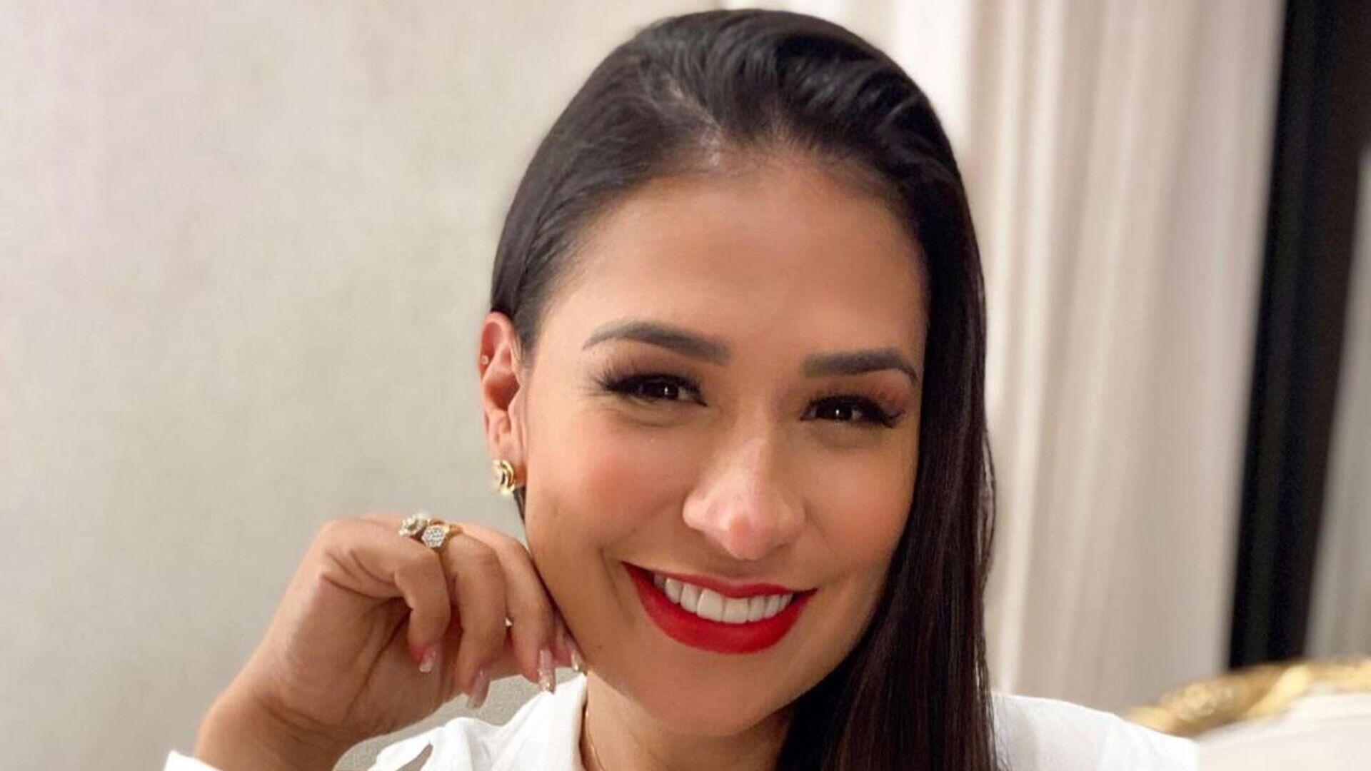 De look decotado, Simone Mendes surge deslumbrante em mais um show sozinha