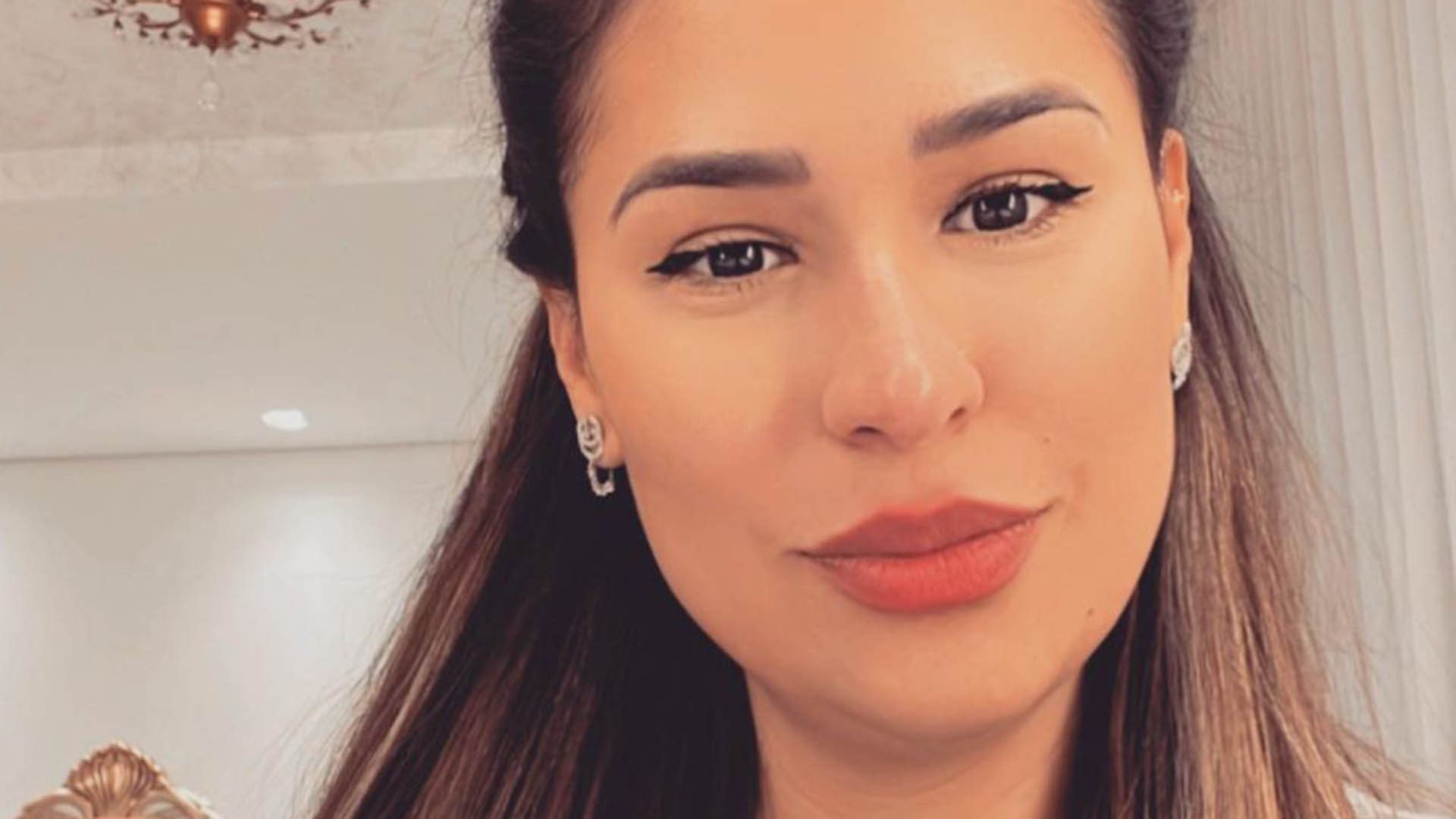 De biquíni, Simone Mendes ostenta decote poderoso