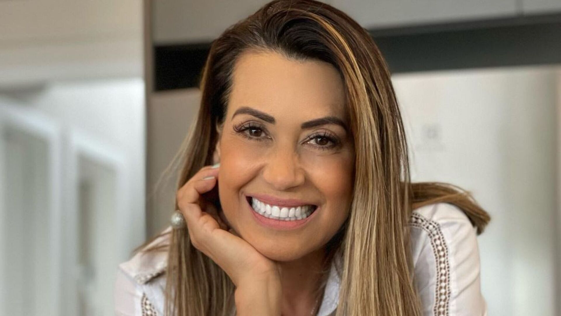 De biquíni sem alça, Solange Frazão surge deslumbrante em vídeo