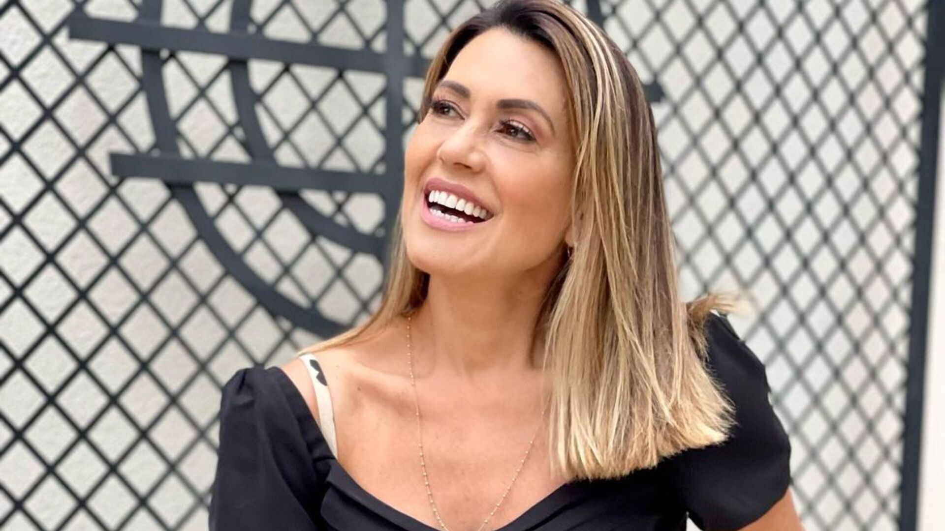 Aos 59 anos, Solange Frazão treina de macacão recortado e esbanja boa forma