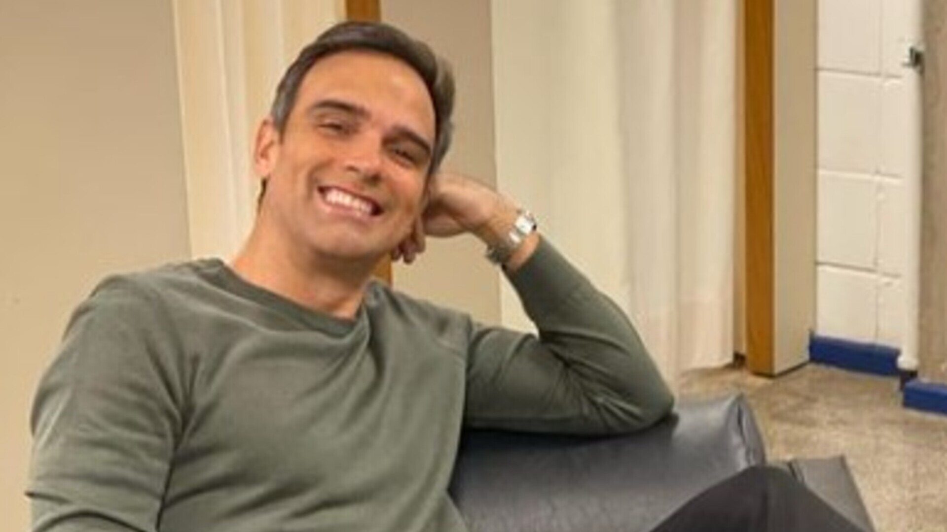 Tadeu Schmidt celebra imunização contra a Covid-19 e gripe