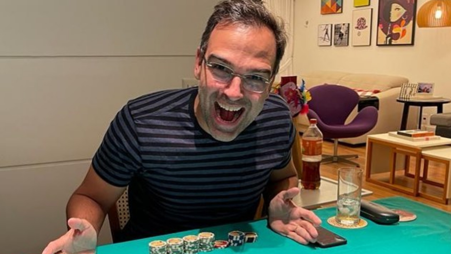 Tadeu Schmidt reencontra os amigos após 2 anos e meio: “O poker voltou”