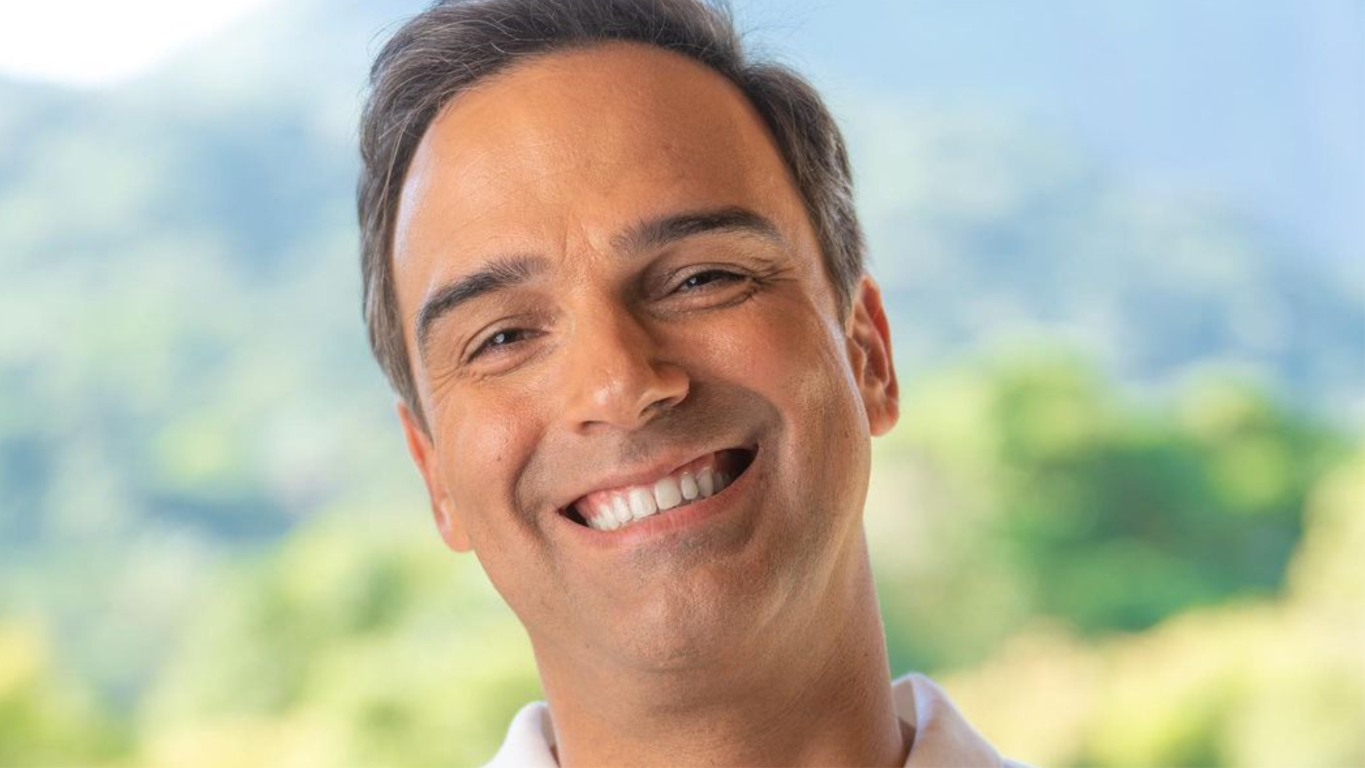 Tadeu Schmidt mostra festa surpresa que ganhou de aniversário: ”Fiquei envergonhado”